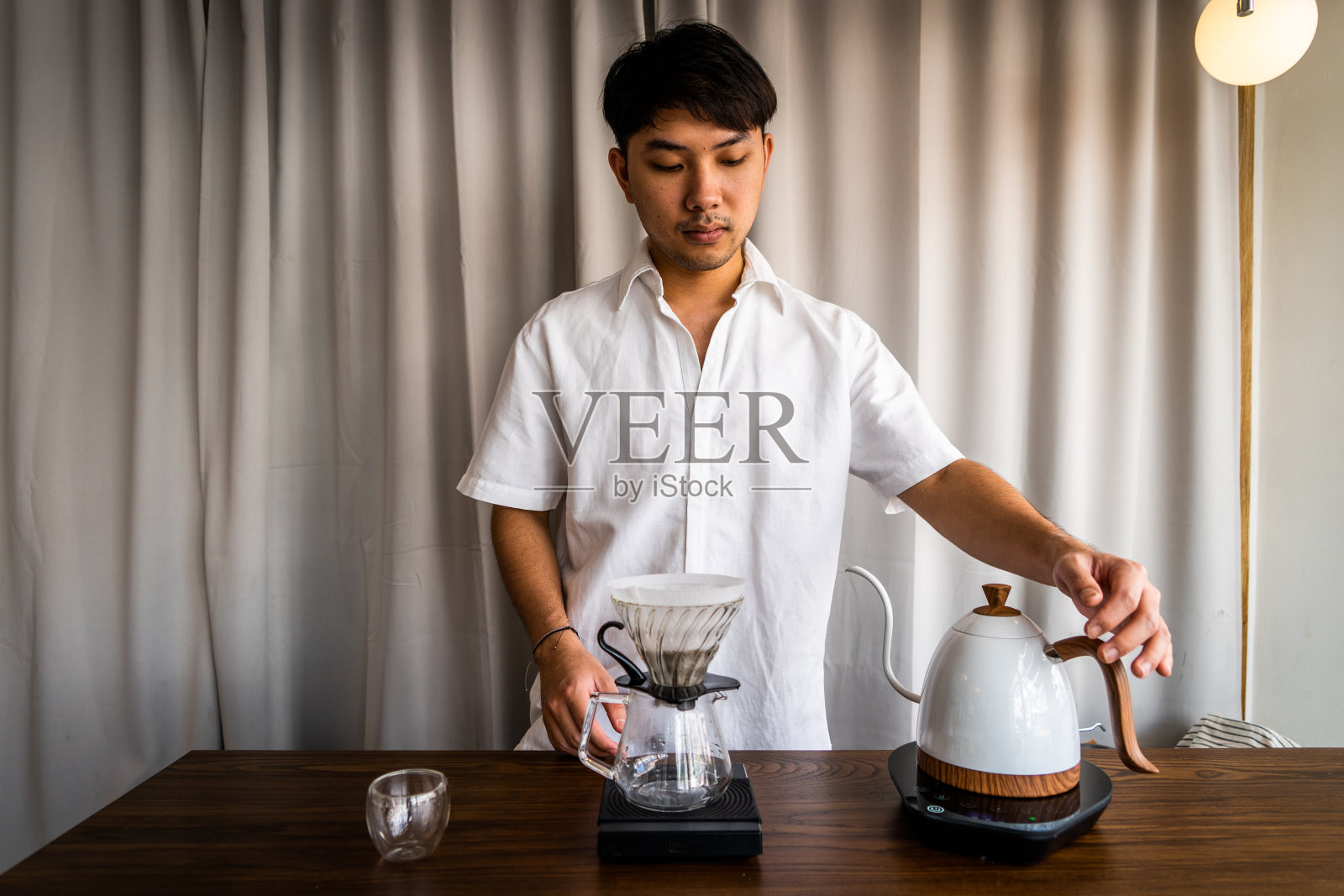 亚洲男咖啡师准备咖啡饮料在咖啡馆照片摄影图片