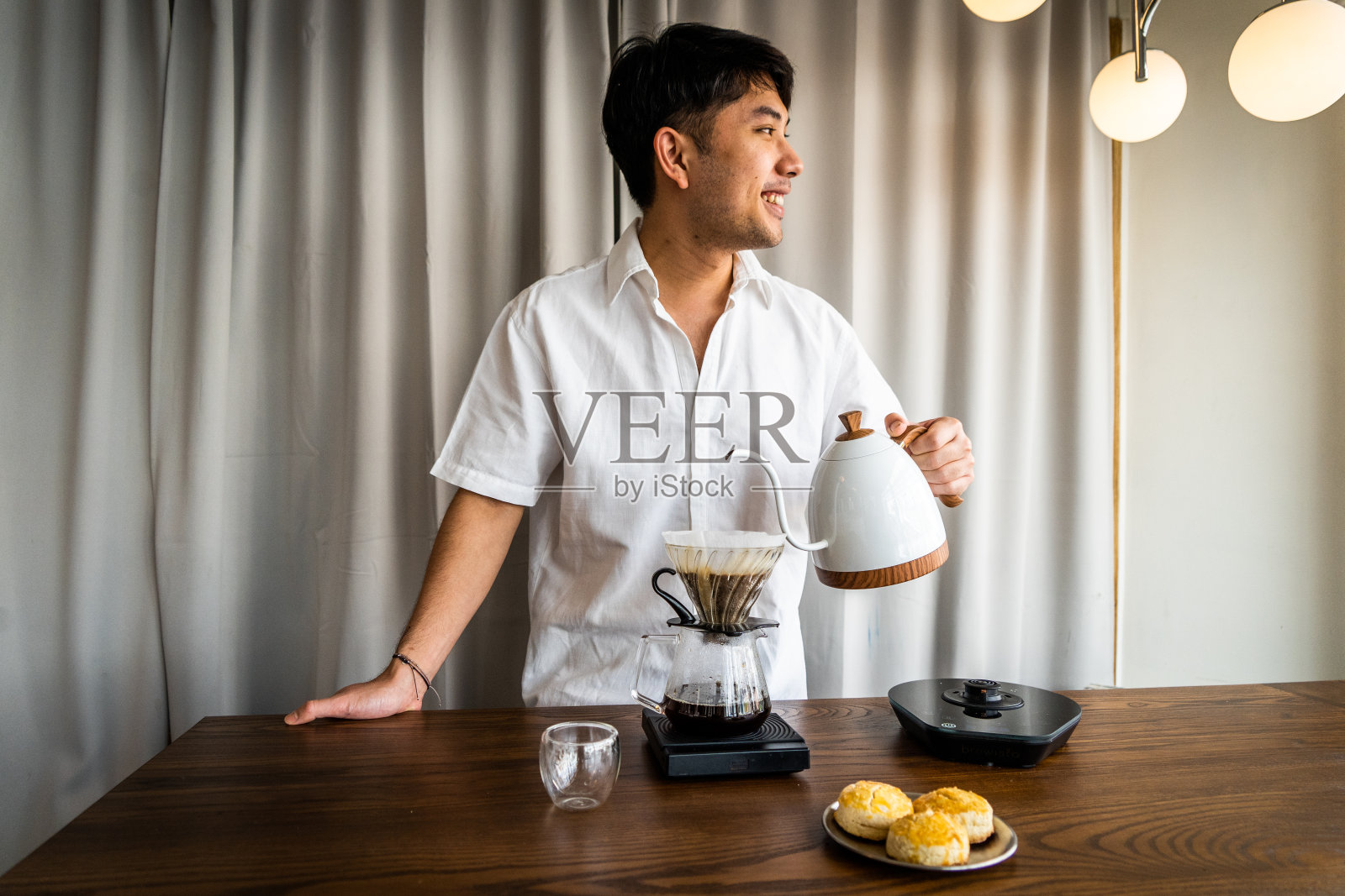 亚洲男咖啡师准备咖啡饮料在咖啡馆照片摄影图片