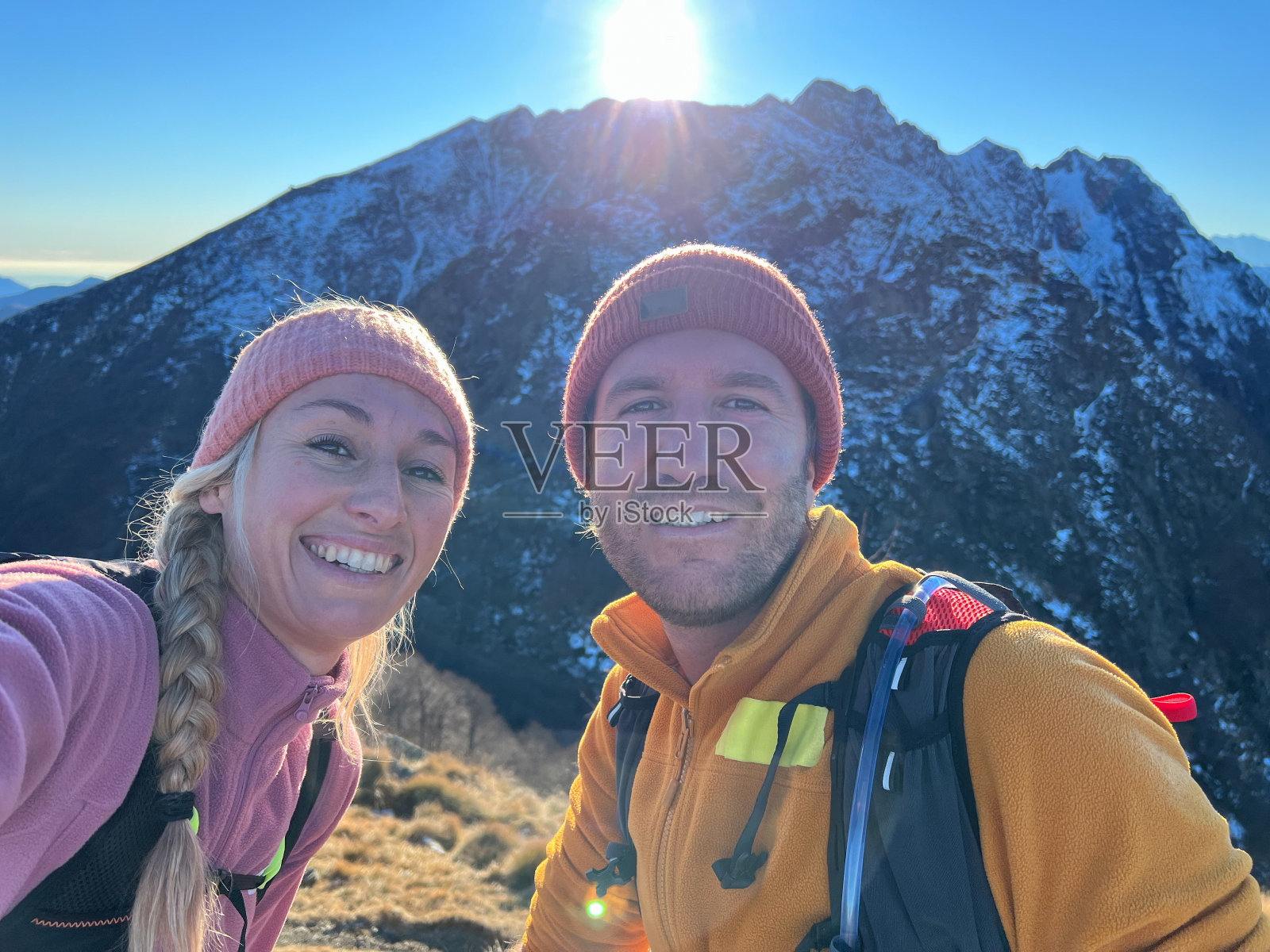 一对年轻的情侣在瑞士徒步旅行，自拍照片摄影图片