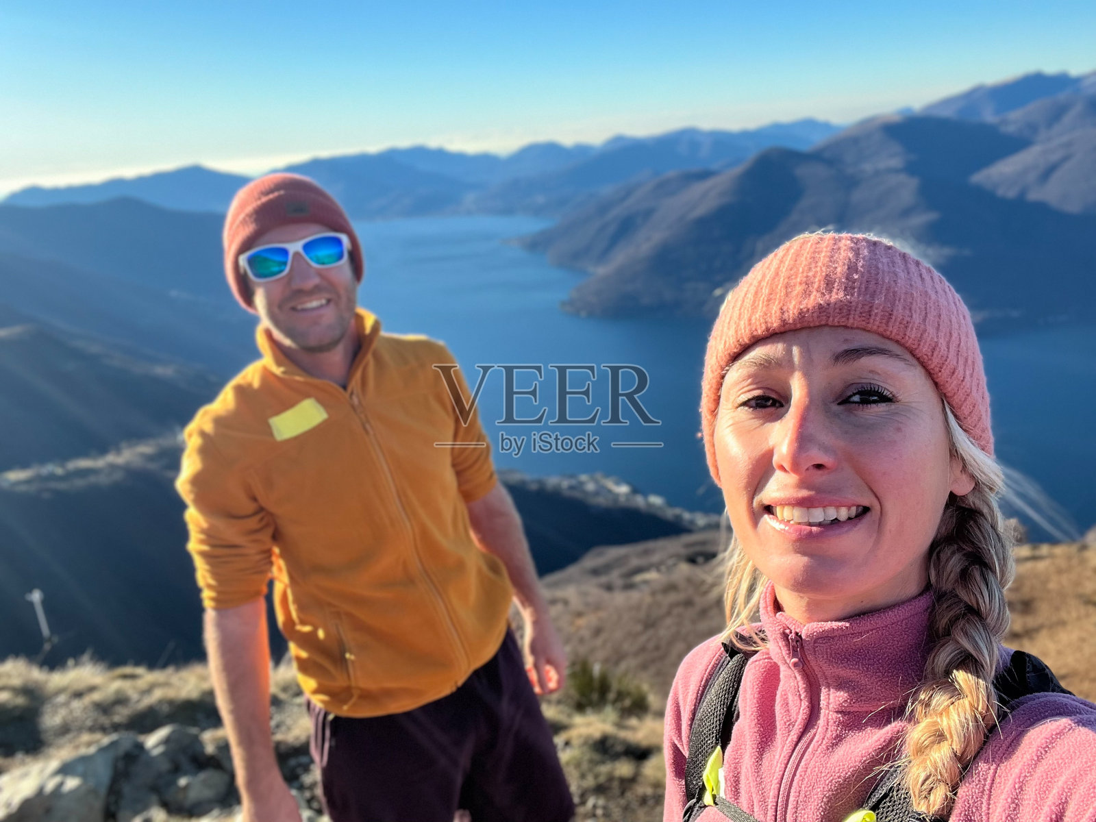 一对年轻的情侣在瑞士徒步旅行，自拍照片摄影图片