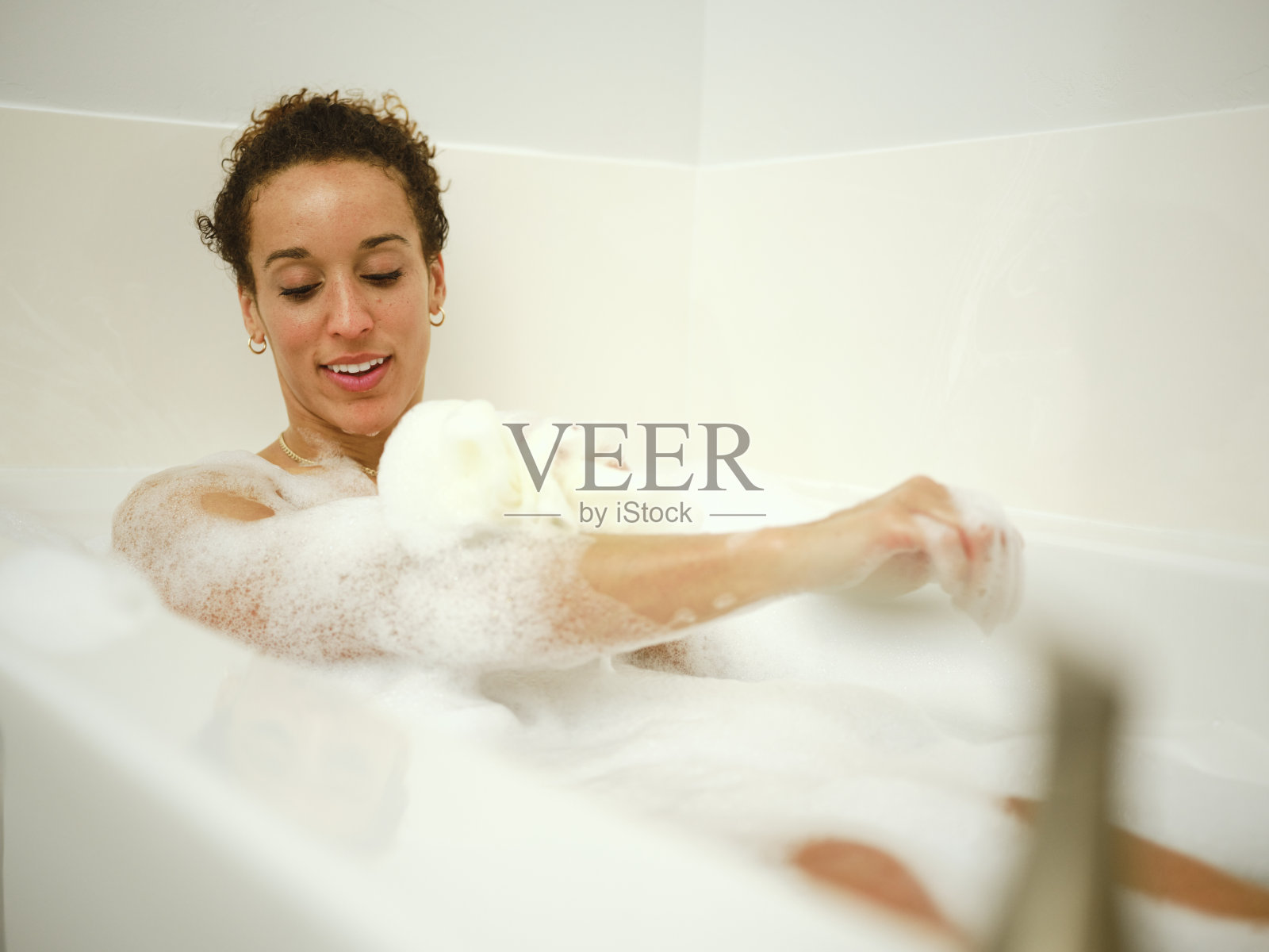 享受泡泡浴的女人照片摄影图片