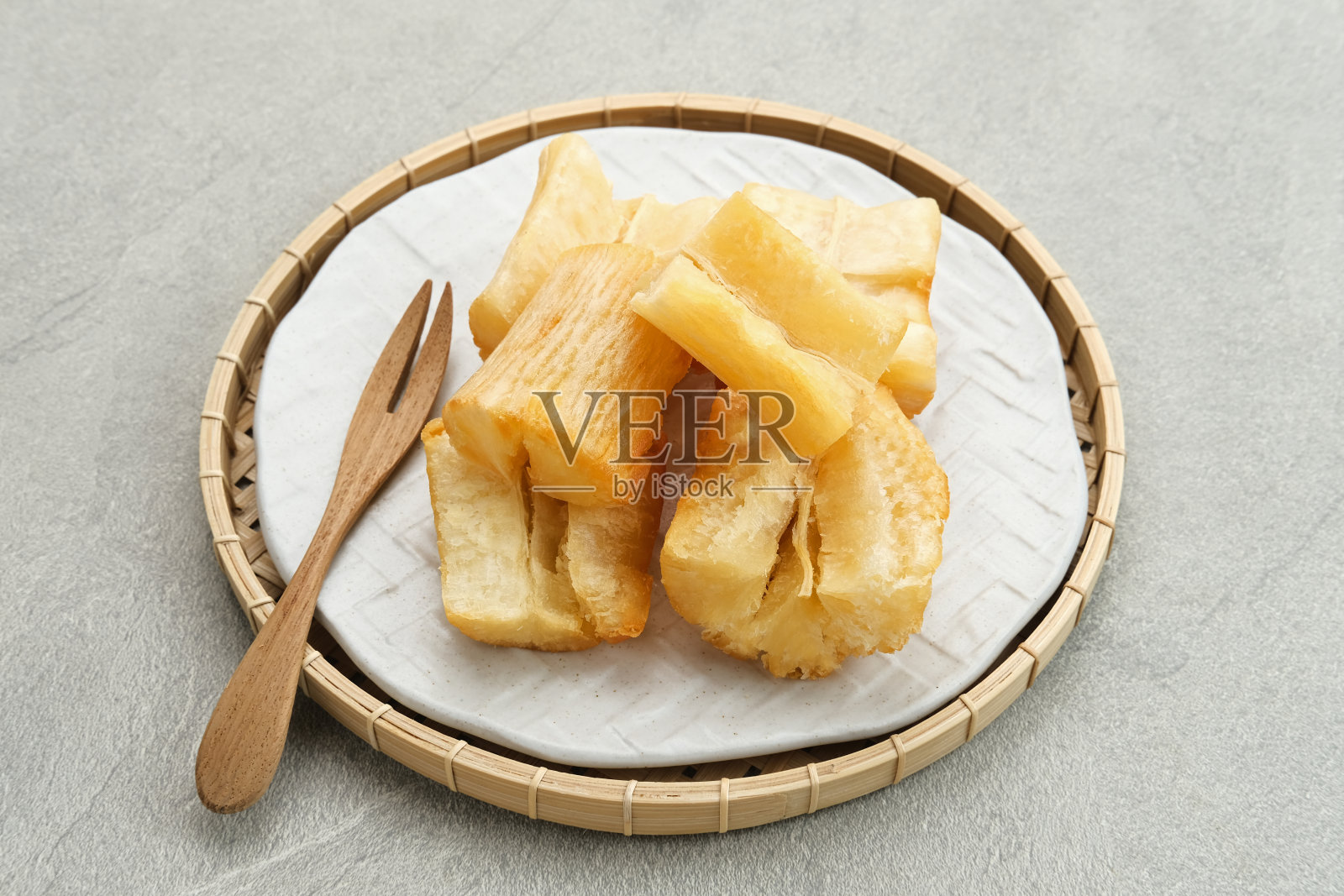 炸木薯是印尼的传统食物。照片摄影图片