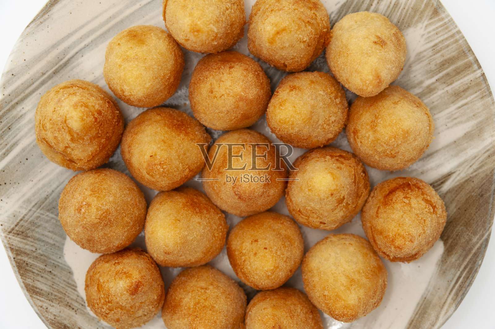 典型的巴西开胃菜称为Coxinha de Frango孤立在白色背景-俯视图。特写镜头照片摄影图片