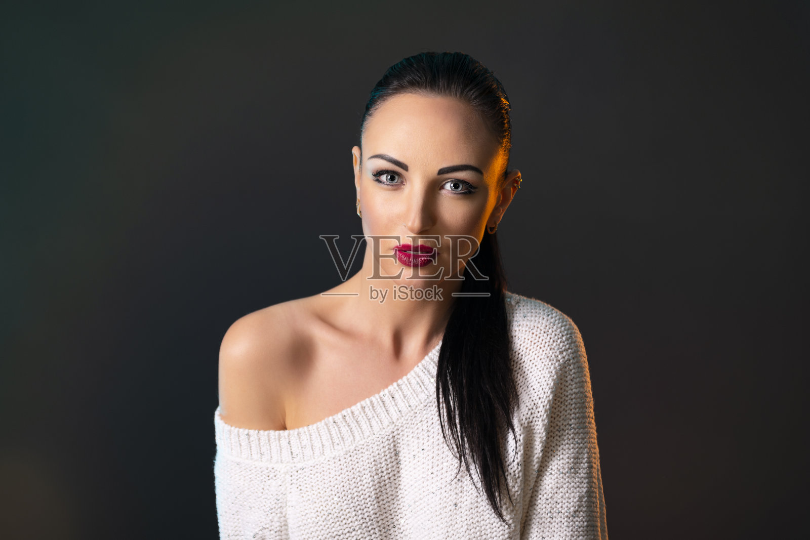 身穿白色连衣裙的时尚女孩，黑色背景照片摄影图片