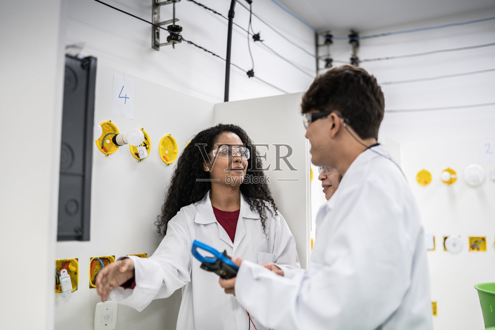 学生在电子实验室使用测量仪器照片摄影图片