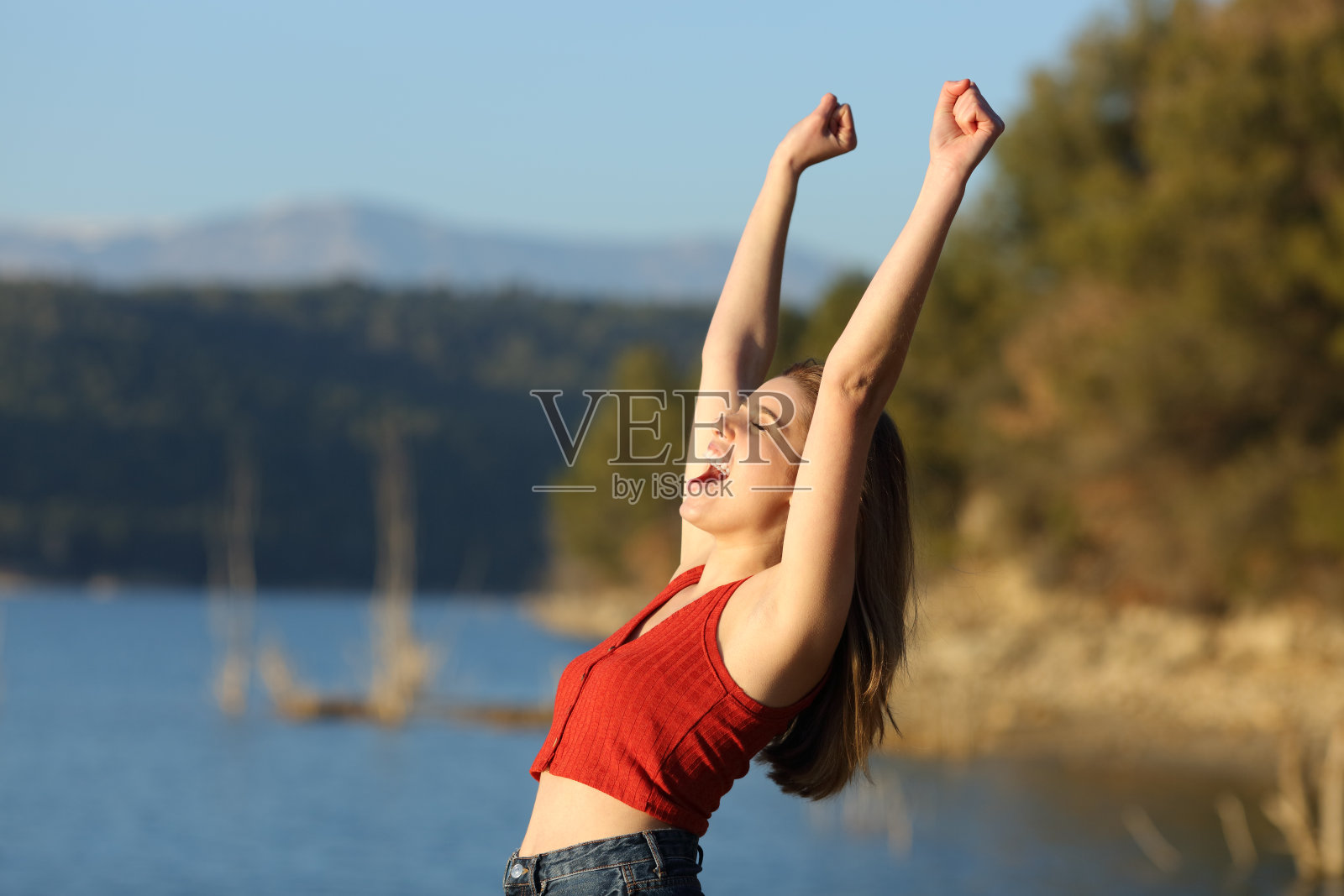 兴奋的红色女人庆祝假期在大自然照片摄影图片