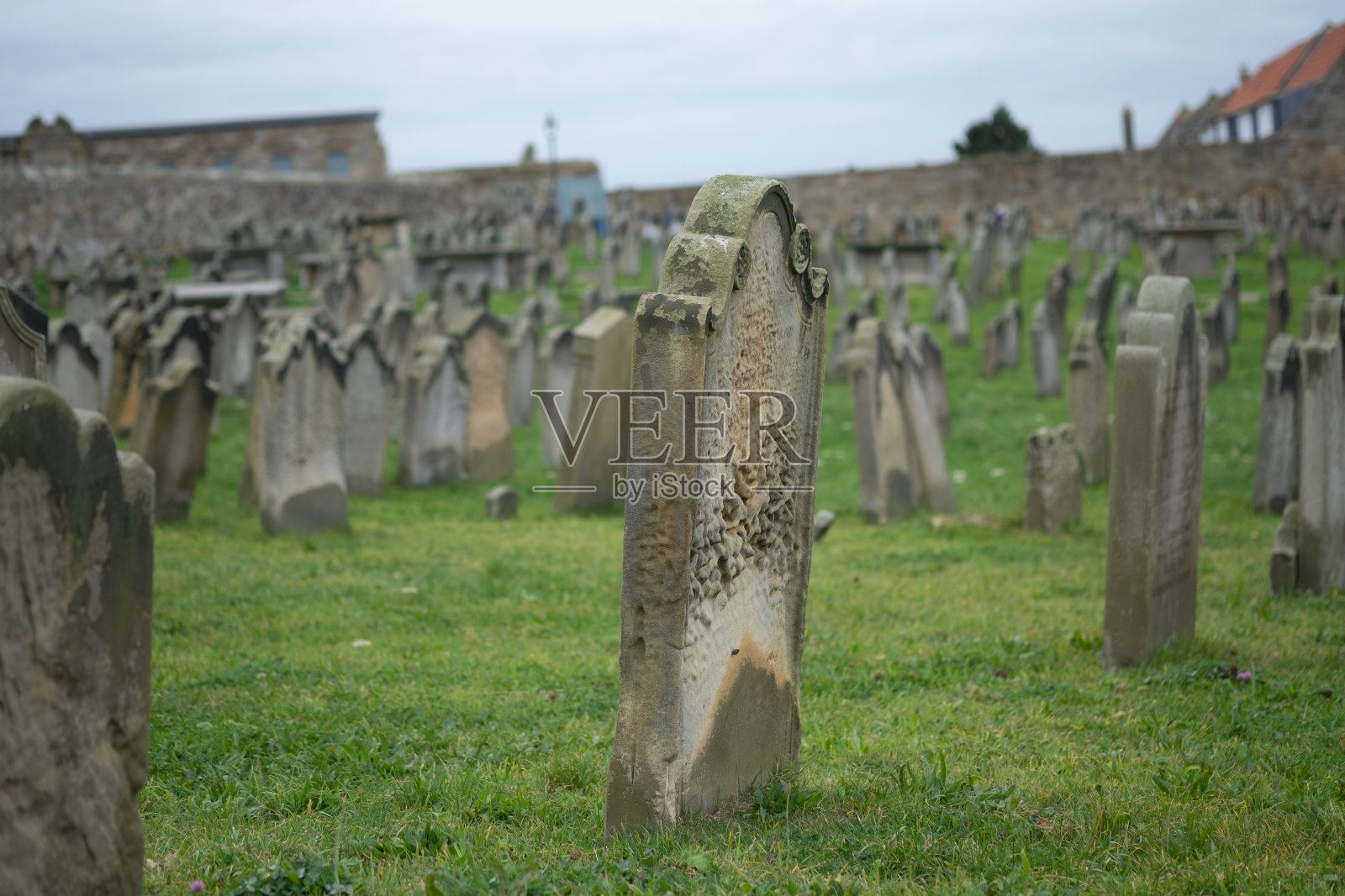 墓碑和教堂院子里的墓碑照片摄影图片