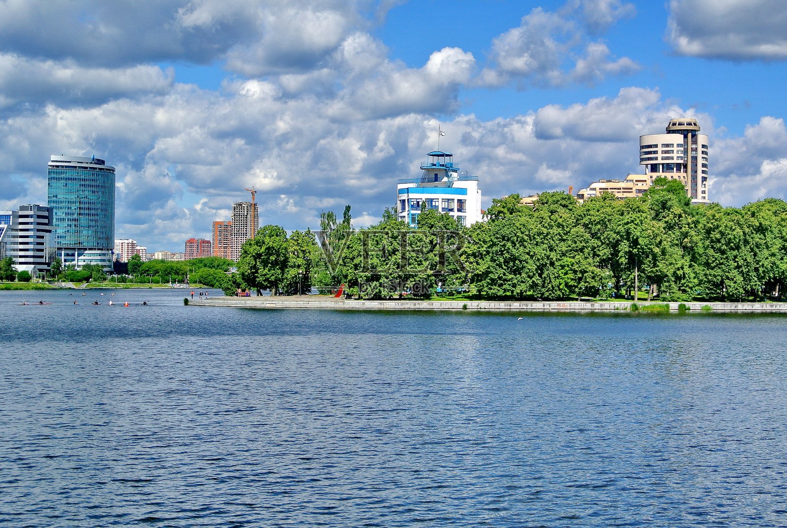 Verkh-Isetskiy池塘，长廊，城市中心，叶卡捷琳堡市，plotinka。叶卡捷琳堡是俄罗斯第四大城市，位于斯维尔德洛夫斯克州的中心。照片摄影图片