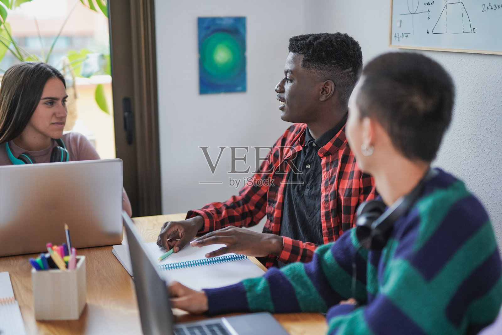 年轻的多种族学生用电脑和笔记本电脑一起学习照片摄影图片