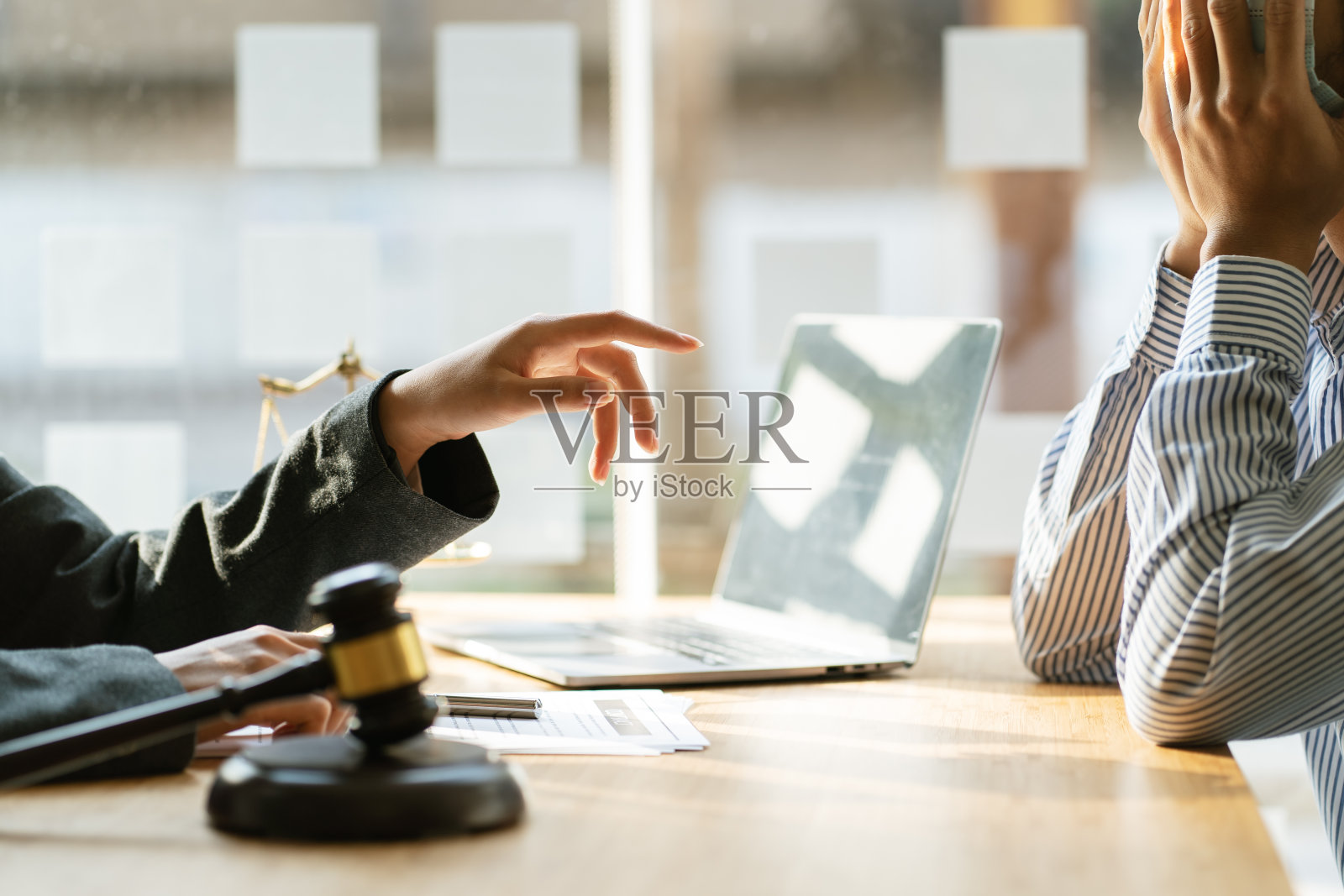 客户和律师面对面坐下来讨论可用的法律选择照片摄影图片