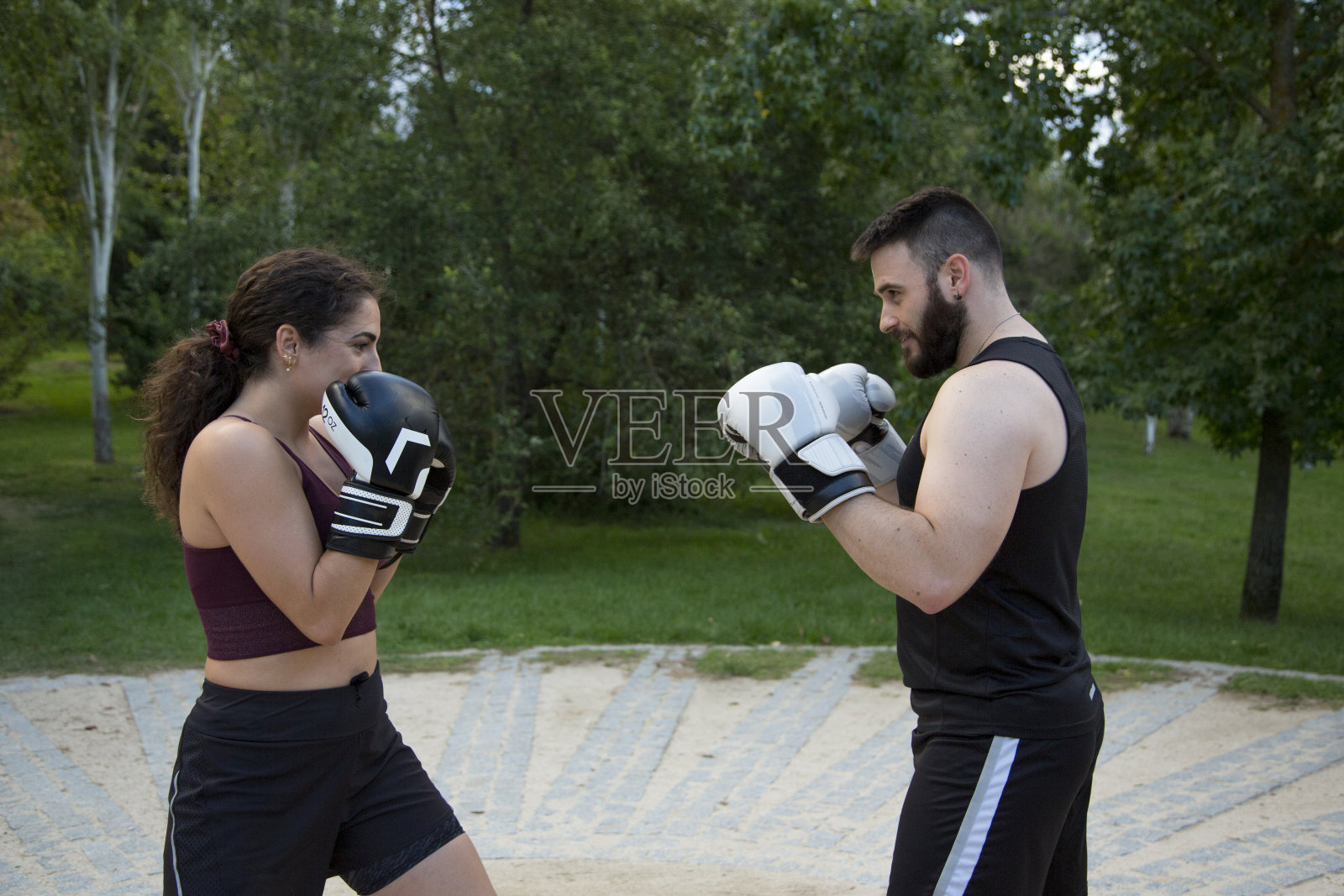 一对在户外练习拳击的年轻夫妇照片摄影图片