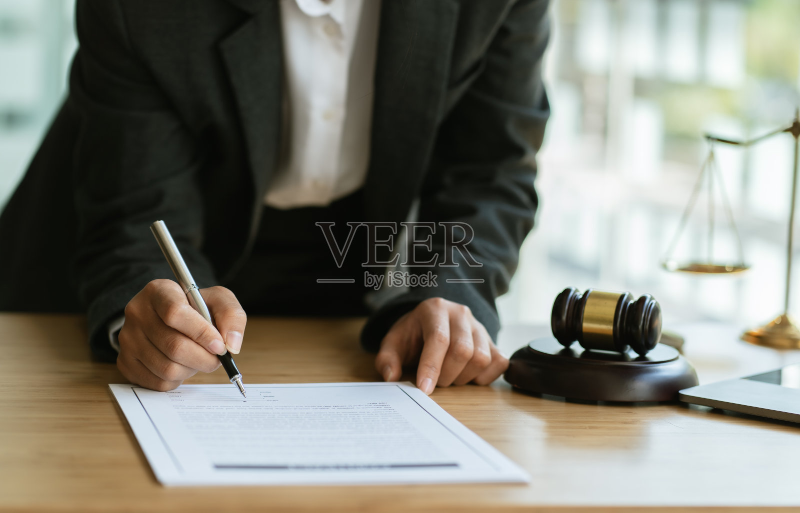 法官和司法部的律师们在律师事务所开会。法律的概念。照片摄影图片