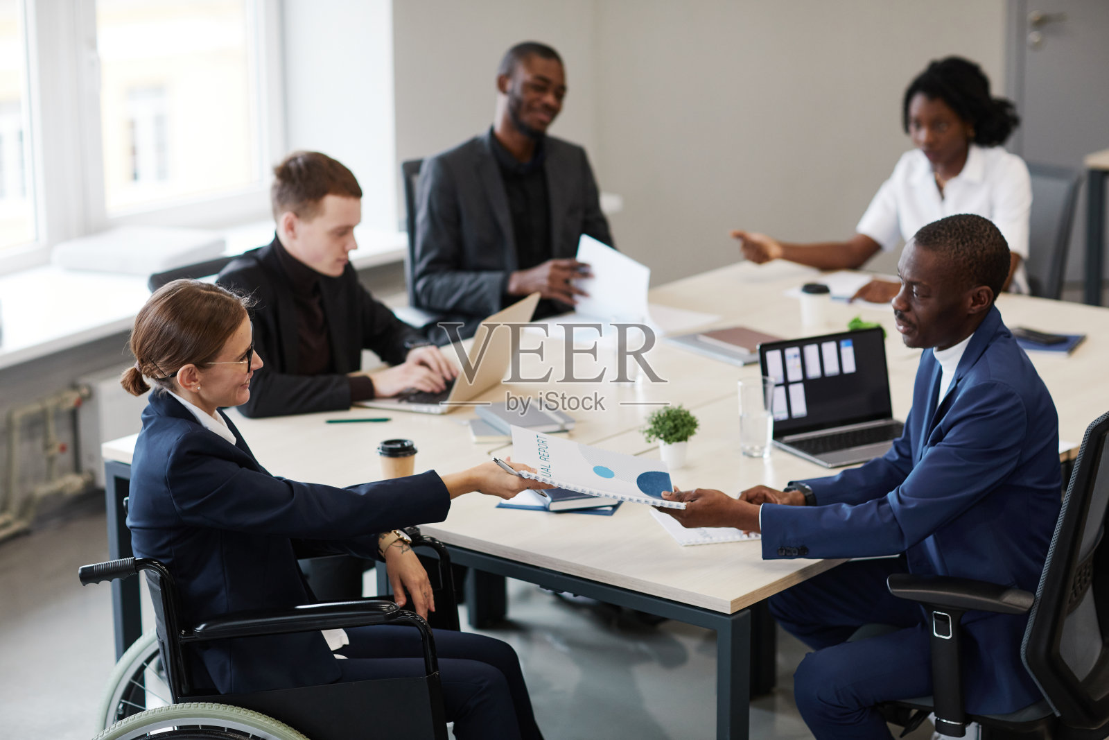 用轮椅开会的女商人照片摄影图片