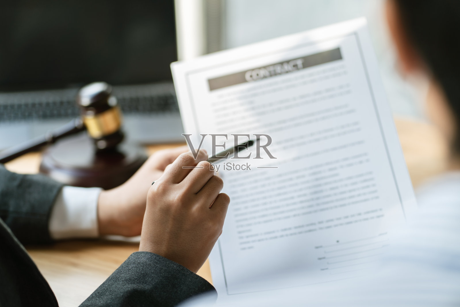 调解客户会议律师咨询政府帮助，商人和男律师或法官与客户进行团队会议咨询，法律和法律服务概念照片摄影图片