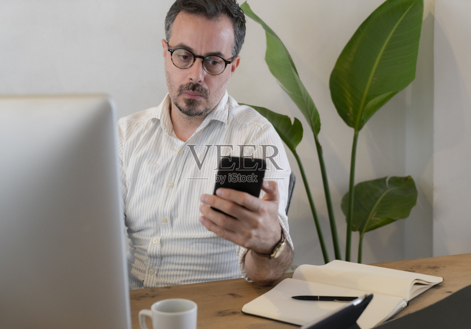 办公室经理在办公桌上用电脑工作照片摄影图片