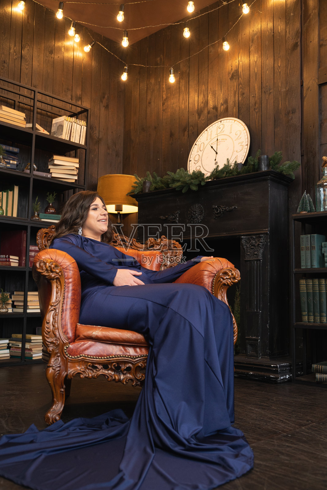 一个孕妇在摄影棚的照片。摄影棚里孕妇的后台照片。照片摄影图片