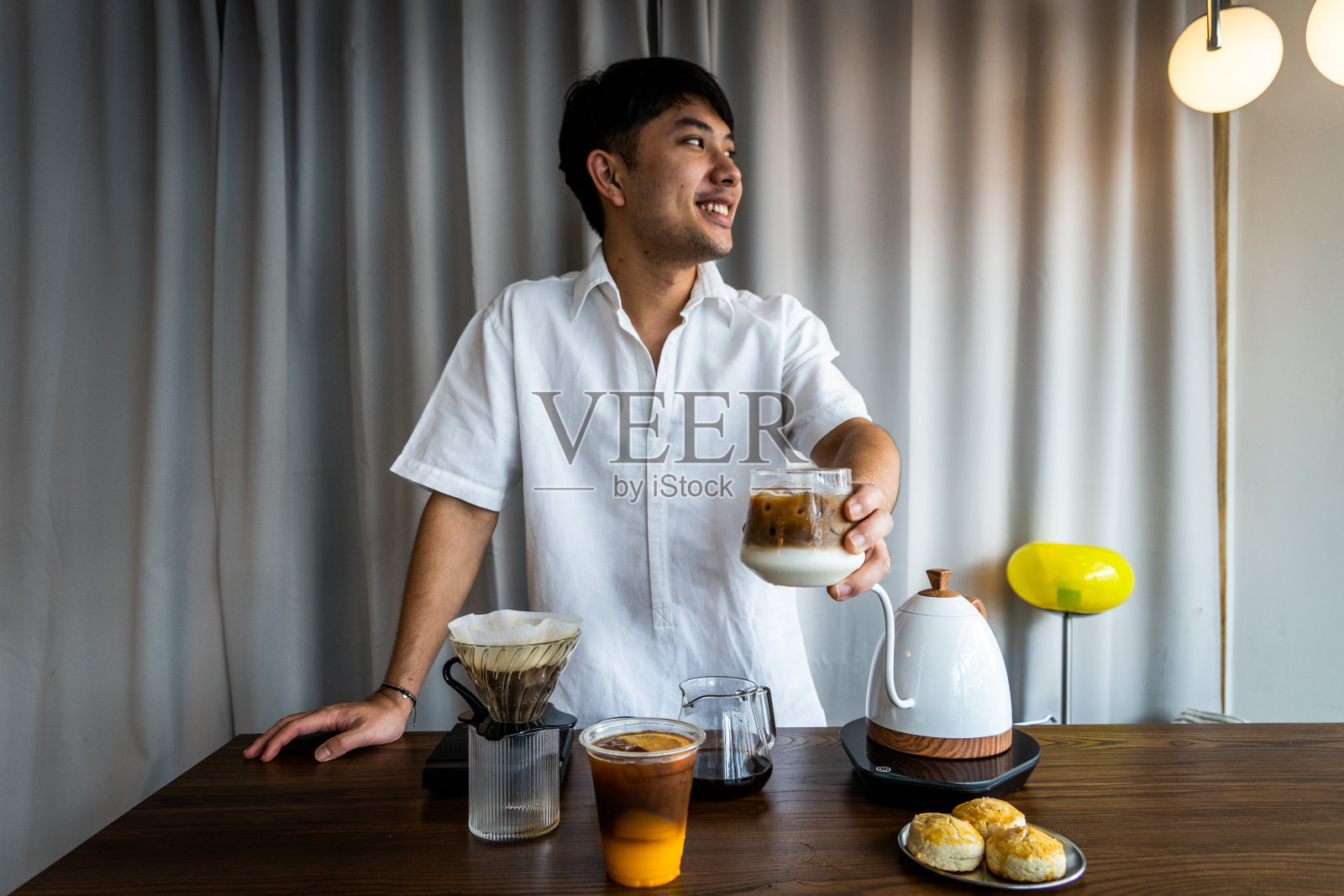 亚洲男咖啡师准备咖啡饮料在咖啡馆照片摄影图片