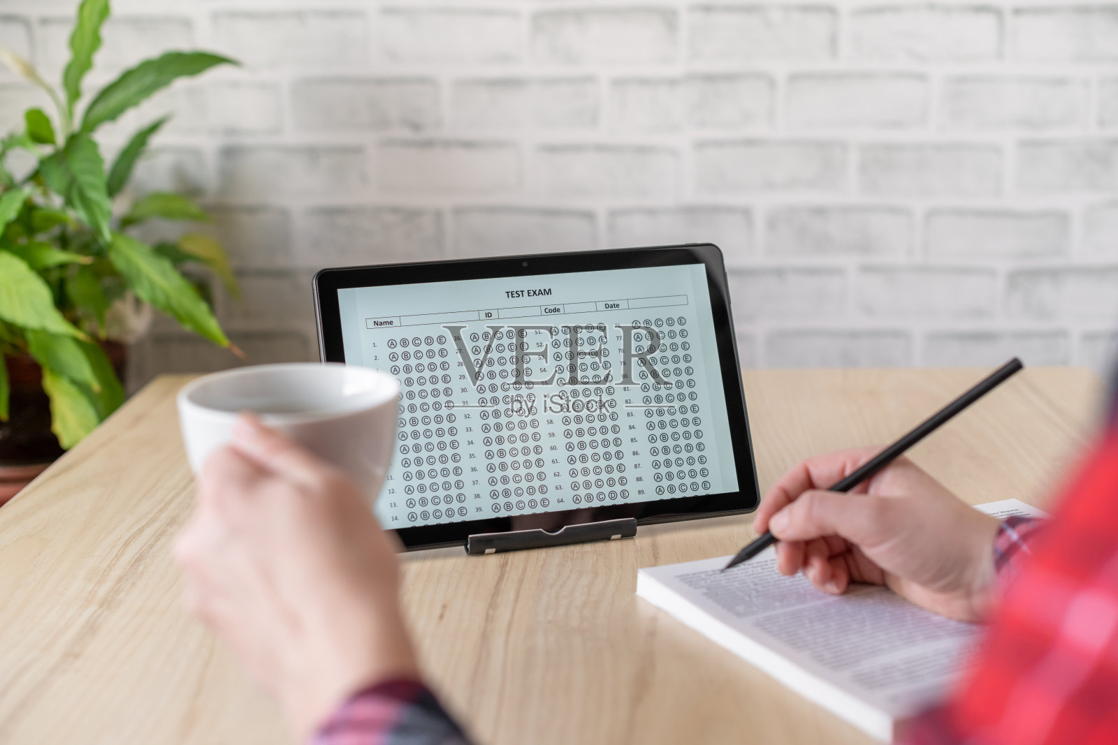 在线考试。女学生考试练习。考试考试上的平板为学校，大学。多选题答题纸。家庭学校，在线学习。大流行,在线学习照片摄影图片