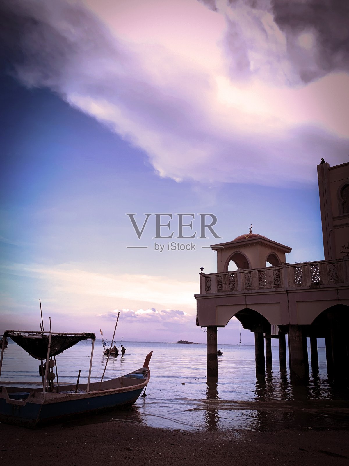 丹戎Bungah浮动清真寺在黄昏的剪影与白色、紫色和蓝色的天空照片摄影图片