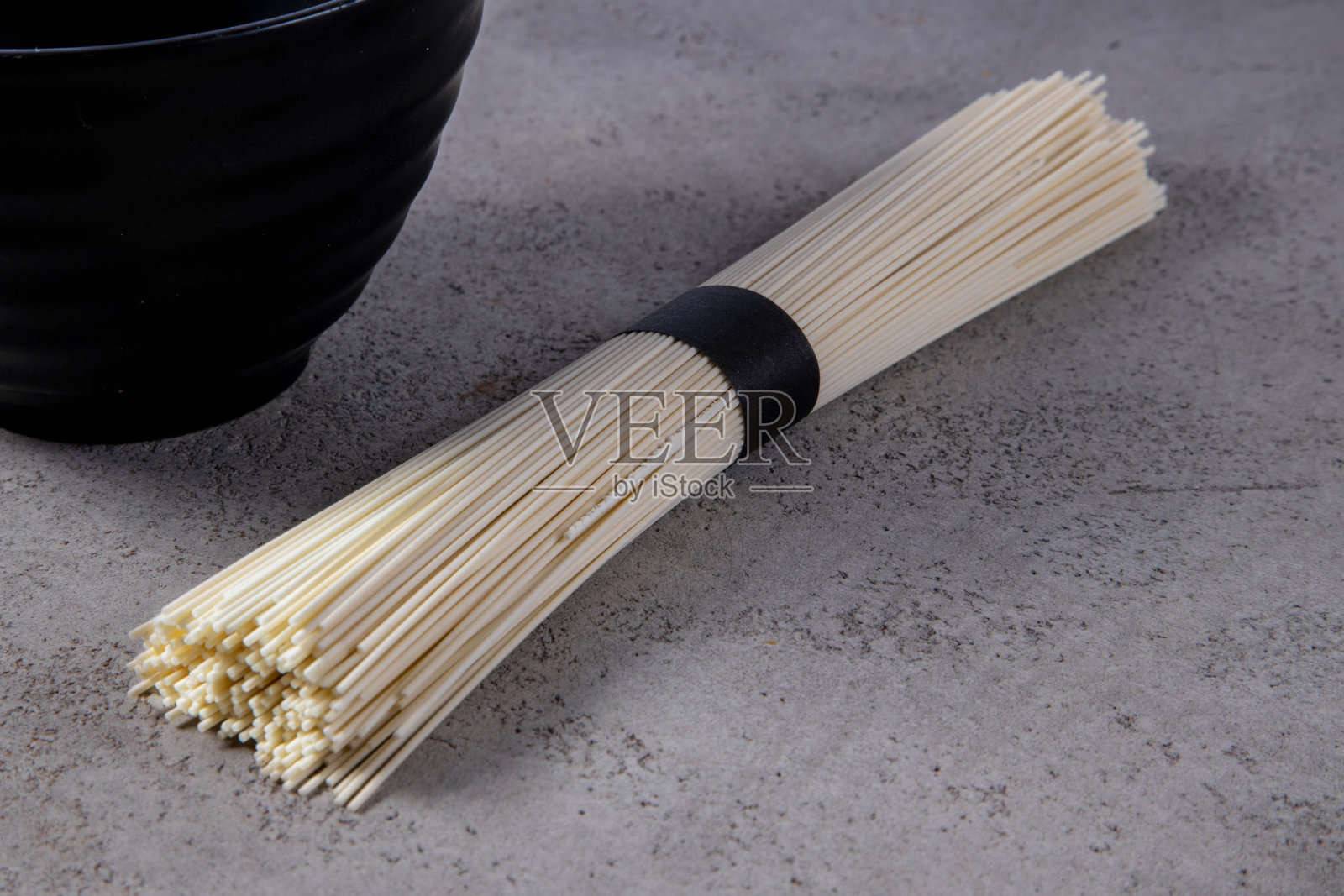 生荞麦面在混凝土灰色的背景上照片摄影图片