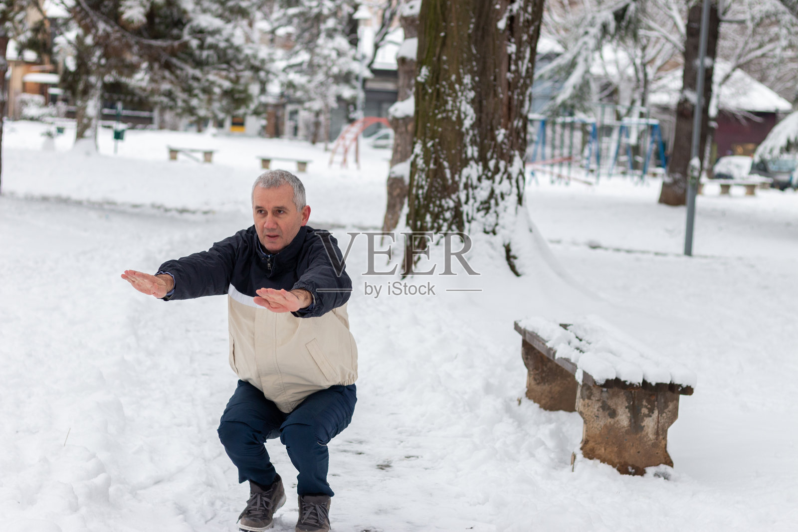 快乐的成熟运动员在雪山公园锻炼身体照片摄影图片