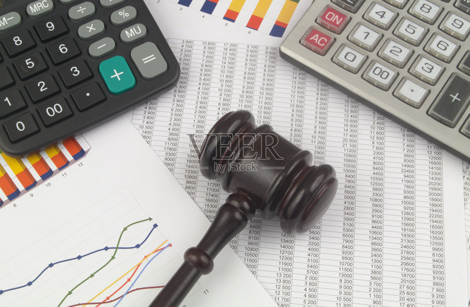 仲裁概念、木制法官木槌和财务文件计算器。照片摄影图片