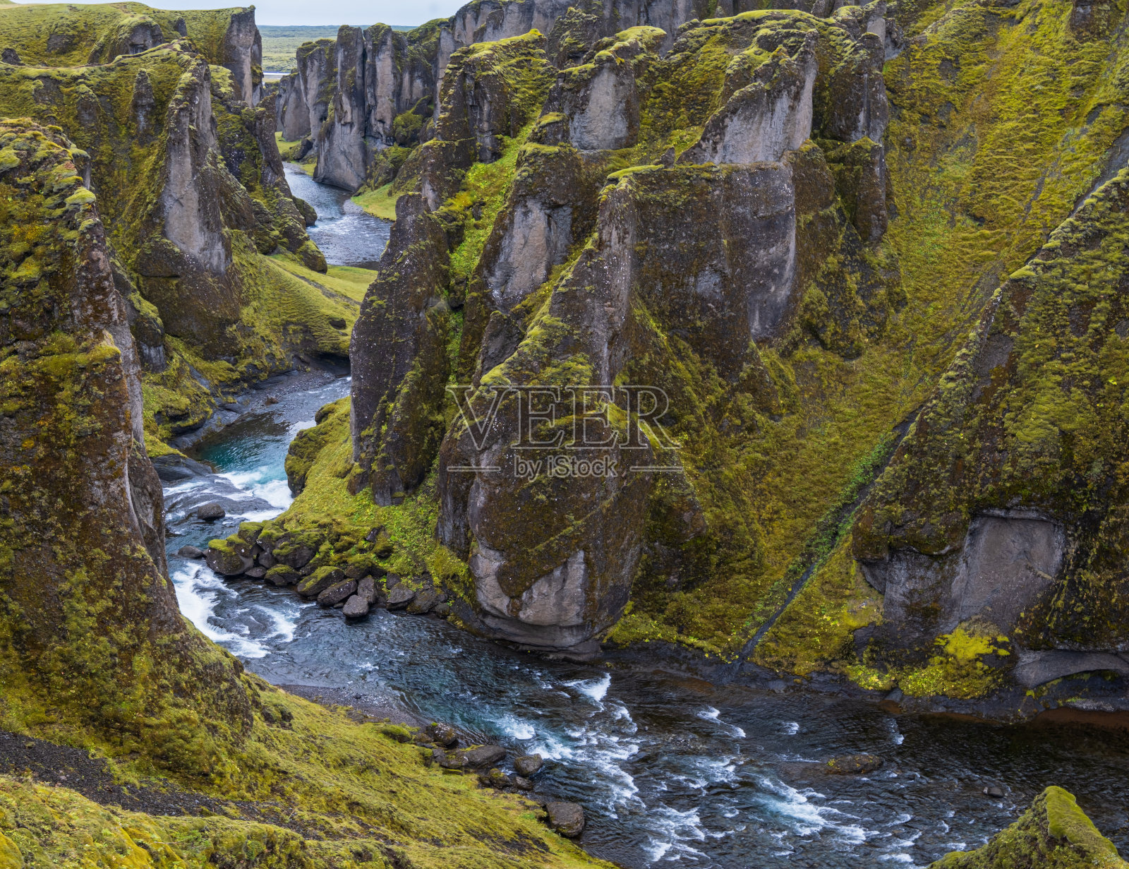 Fjaðrá河流流过美丽的Fjadrargljufur峡谷。冰岛南部。秋天的阴暗的一天。照片摄影图片