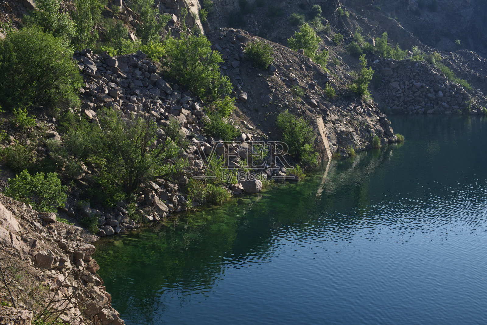 乌克兰米吉亚村附近黑湖的岩石岸。被洪水淹没的花岗岩采石场所在地的湖泊。照片摄影图片