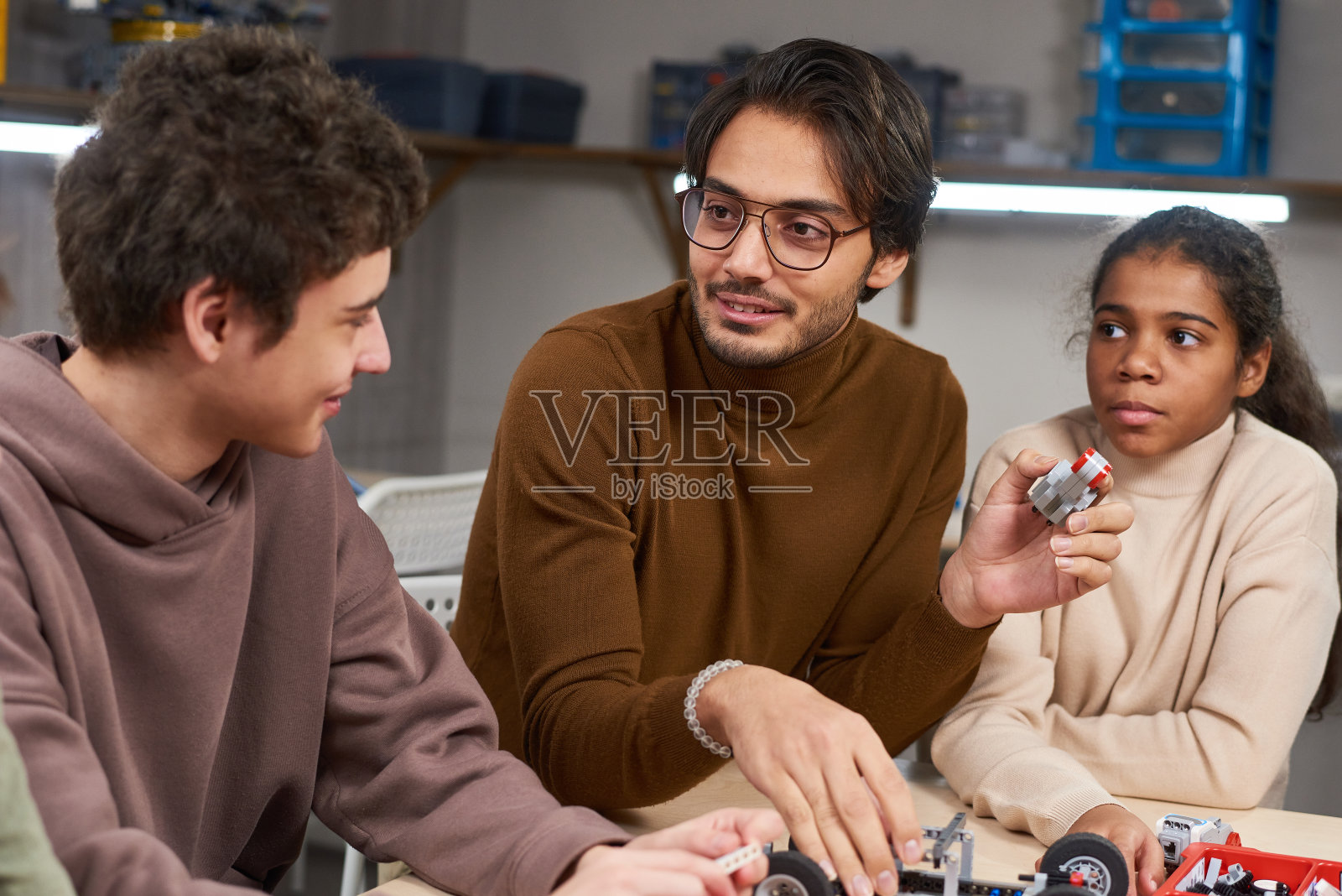 男人教孩子们机器人照片摄影图片