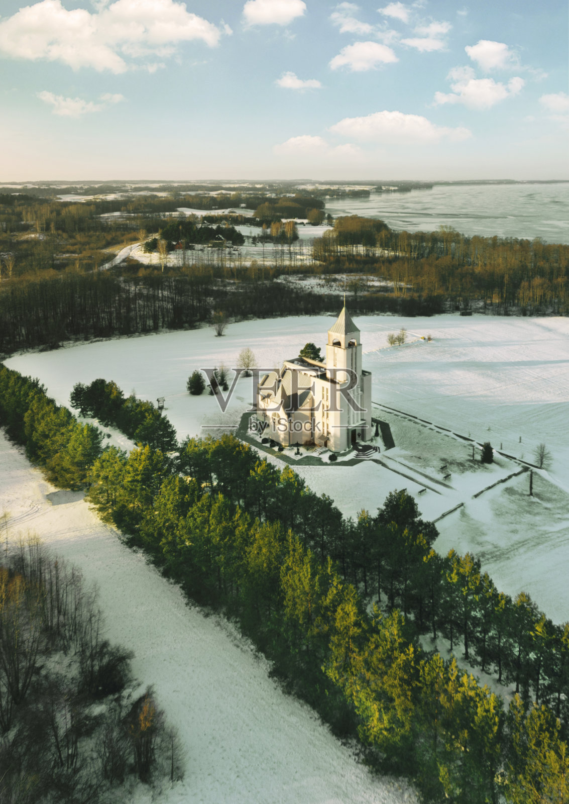 Dusia湖岸边的教堂照片摄影图片