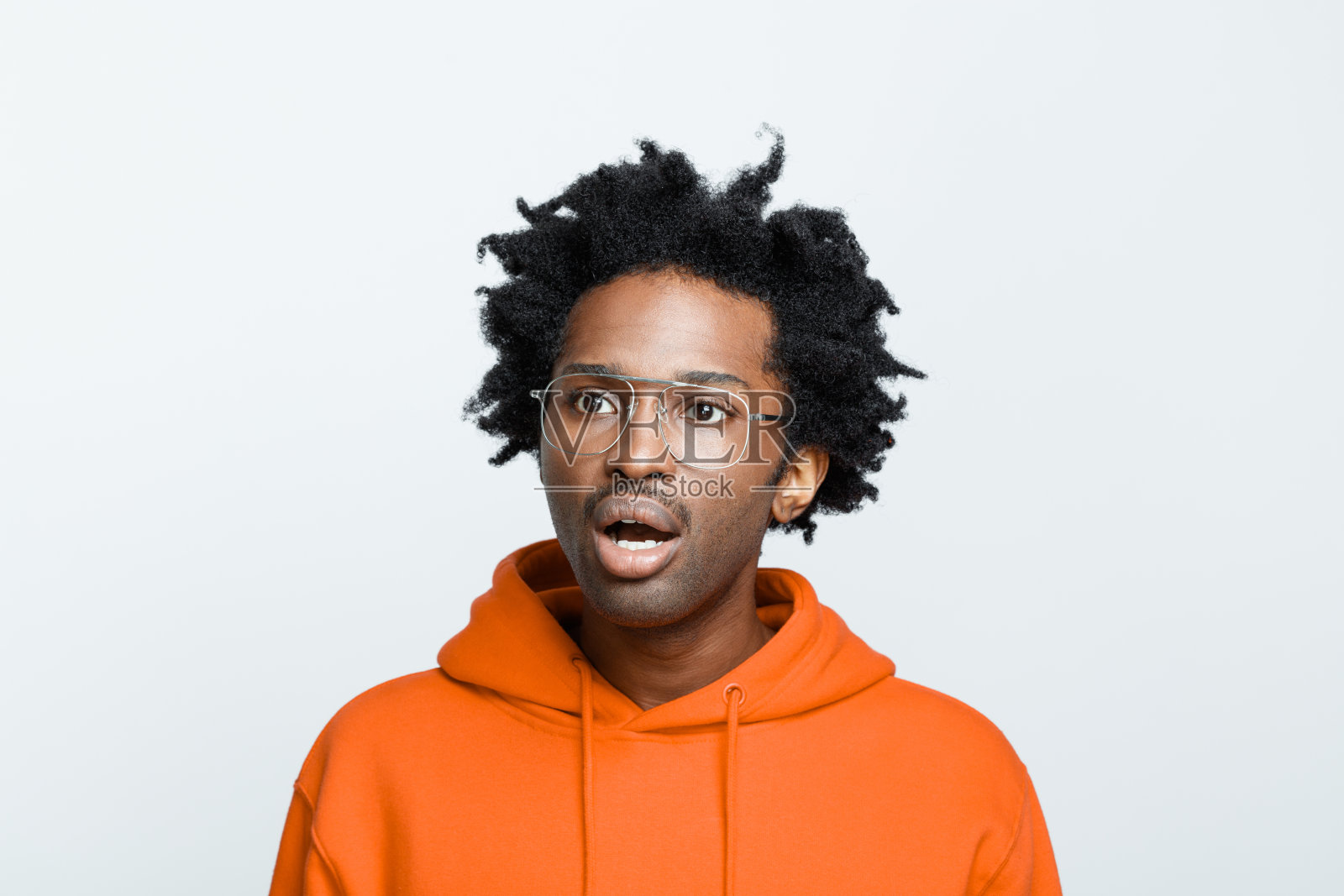 穿着橙色连帽衫的震惊男子照片摄影图片