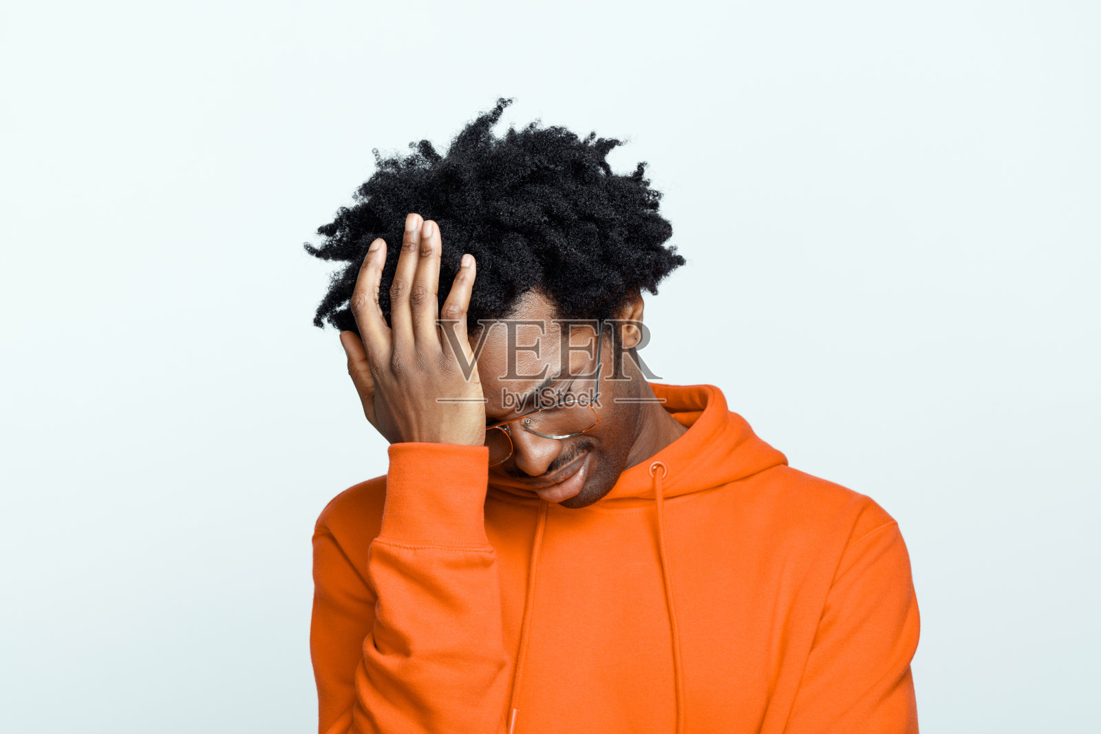 穿着橙色连帽衫的绝望男人照片摄影图片