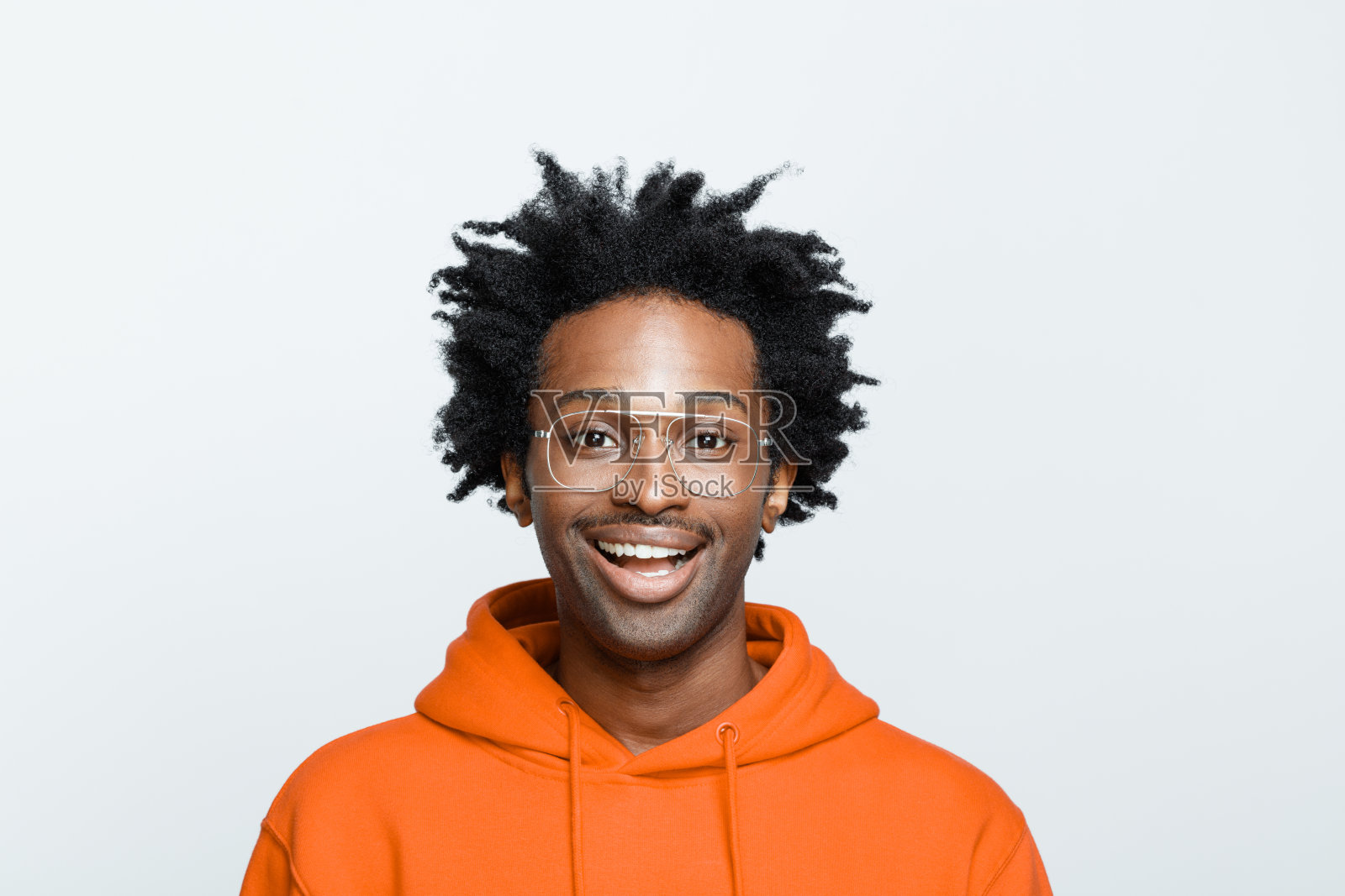 一个穿着橙色连帽衫的快乐男人的头像照片摄影图片