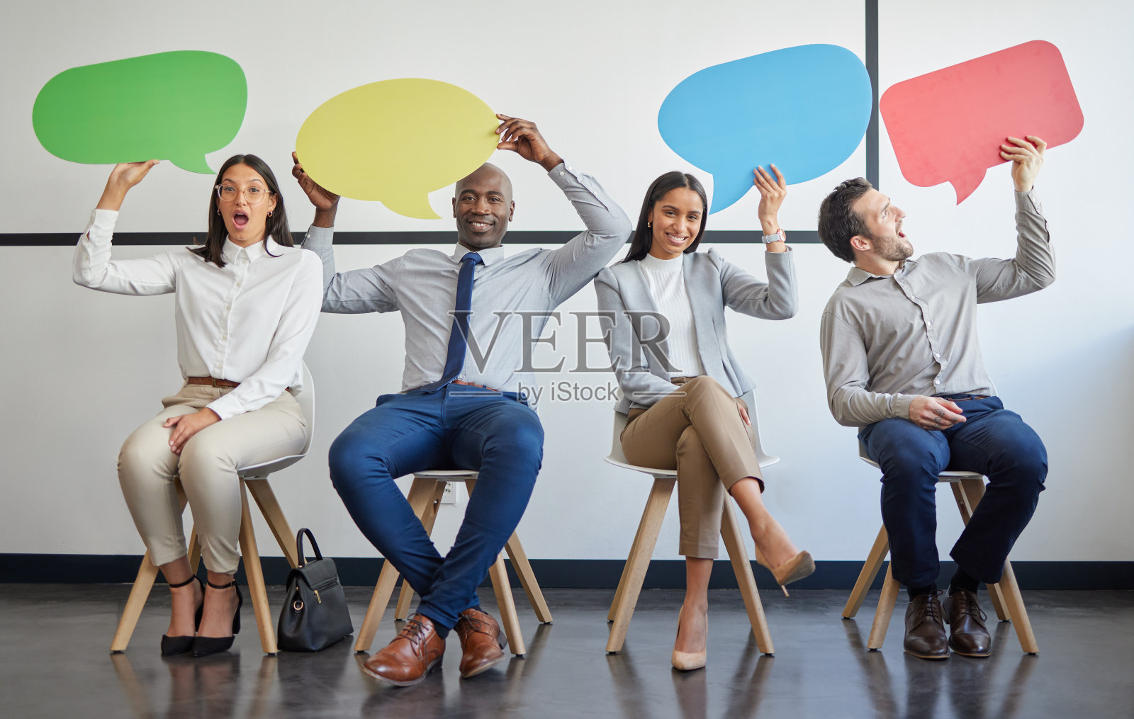 一群商务人士在办公室排队等候时举着演讲泡泡的镜头照片摄影图片