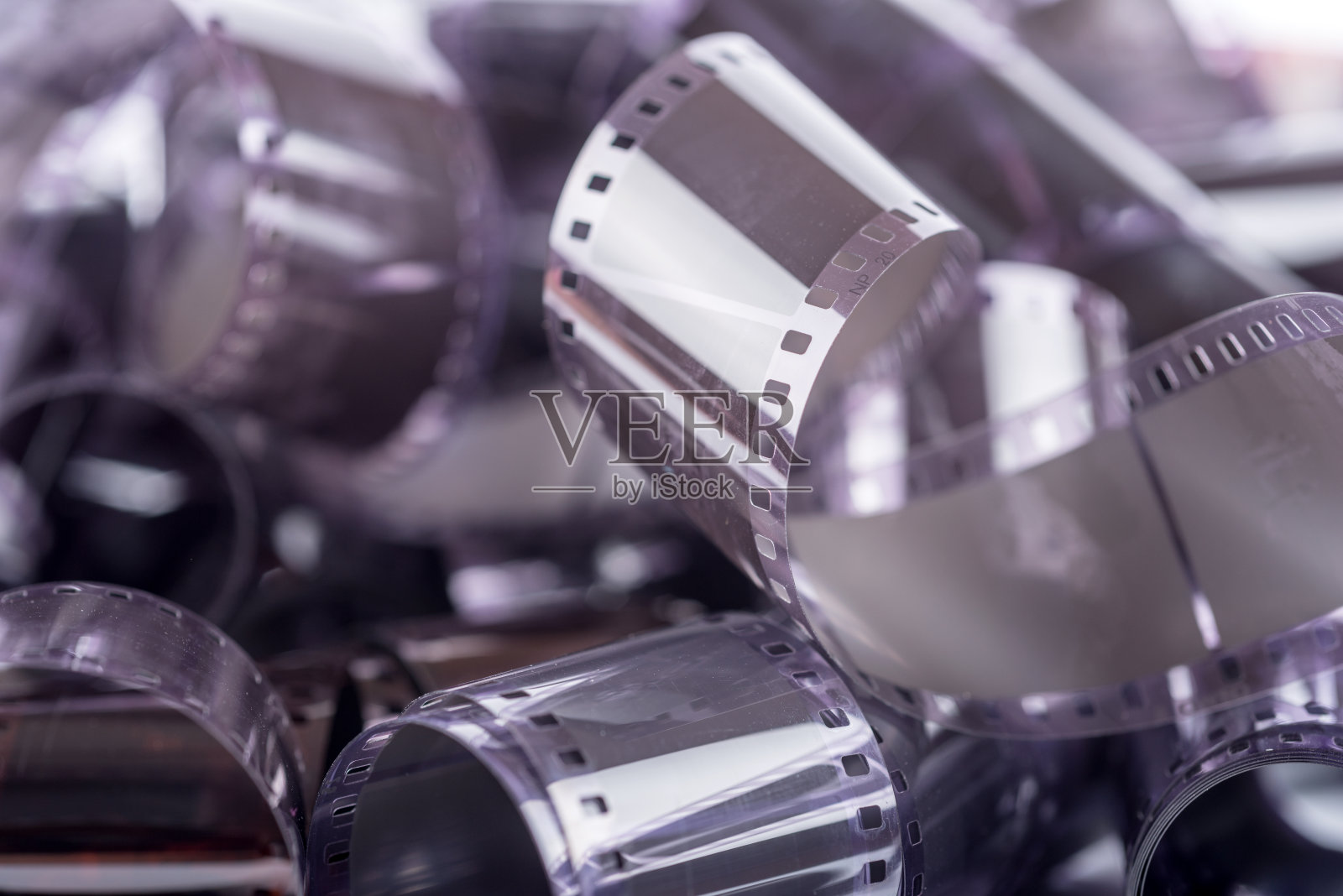 卷成一堆的胶片或相片底片——用35毫米胶片的模拟摄影照片摄影图片