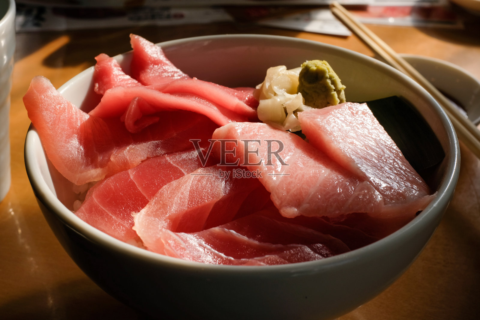 Shirashi，这是一种铺着各种生鱼的米饭照片摄影图片