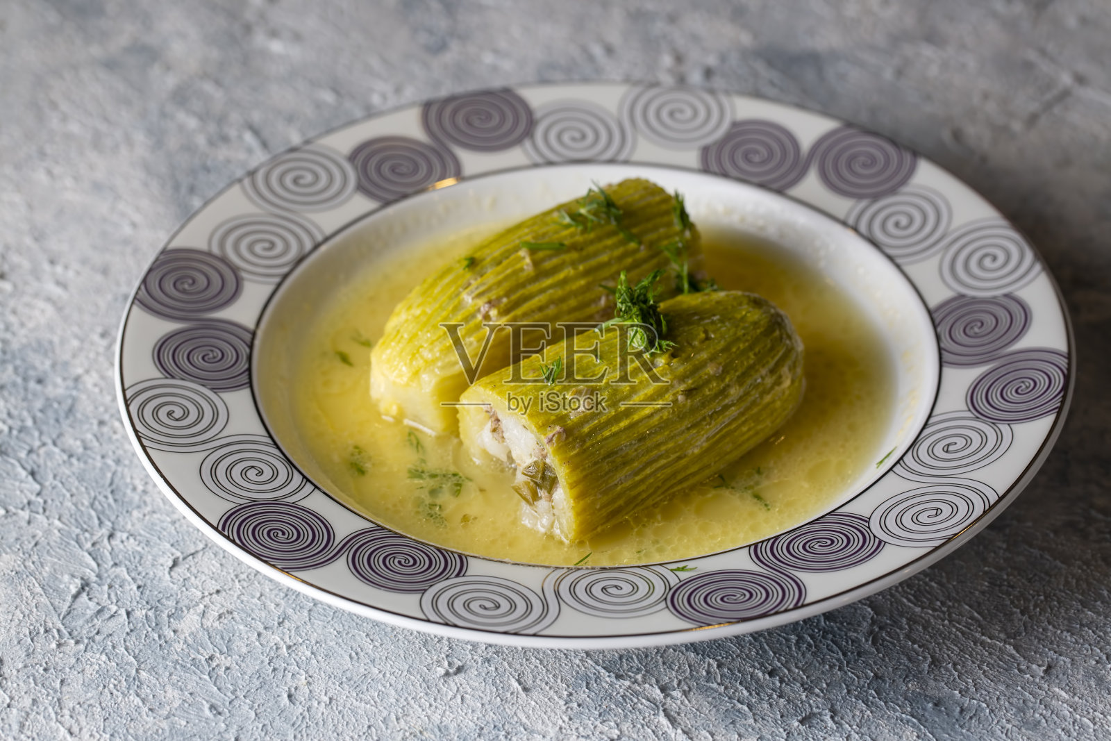土耳其传统美食;填馅西葫芦(土耳其名字;terbiyeli卡巴科dolmasi)照片摄影图片