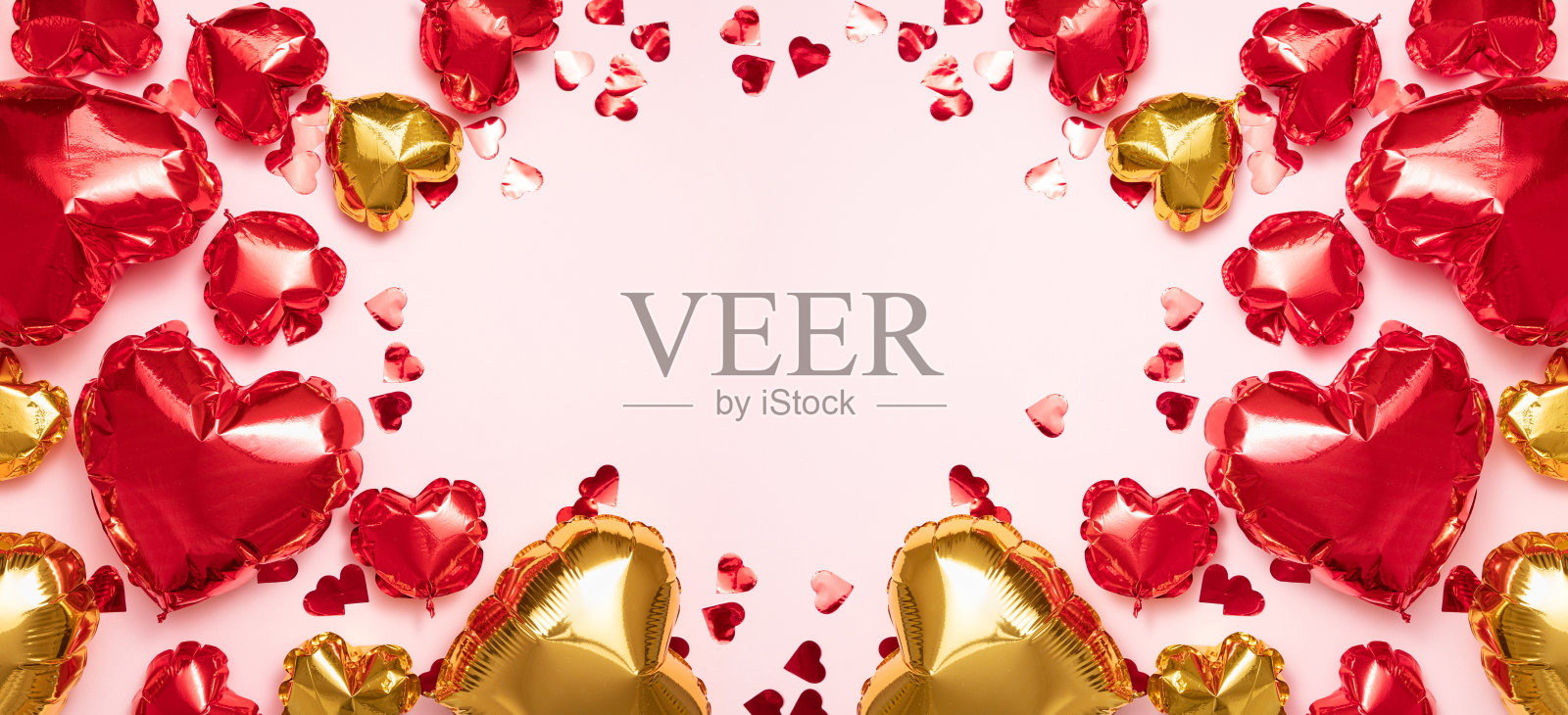 红色和金箔气球作为心型在柔和的粉红色背景。情人节节日庆典或婚礼派对装饰全景背景照片摄影图片