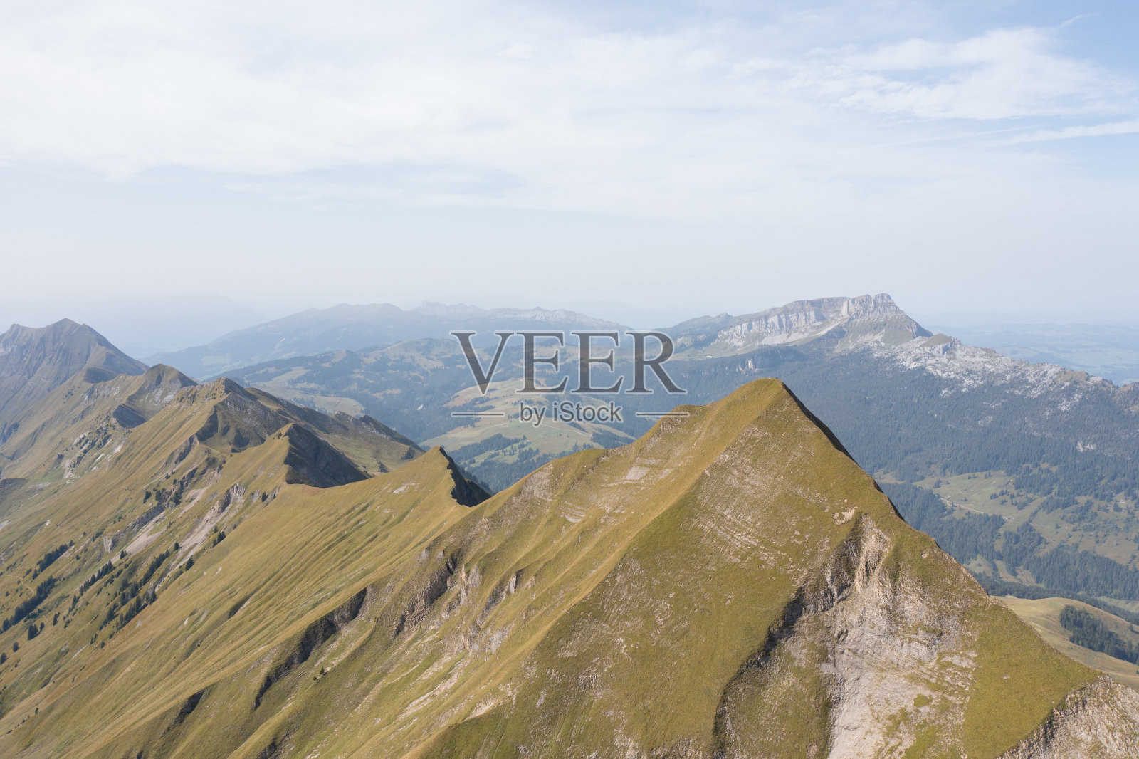 瑞士阿尔卑斯山的美丽风景。一架无人机在伯尔尼州美妙的风景上飞行。布里恩泽湖的壮丽景色。照片摄影图片