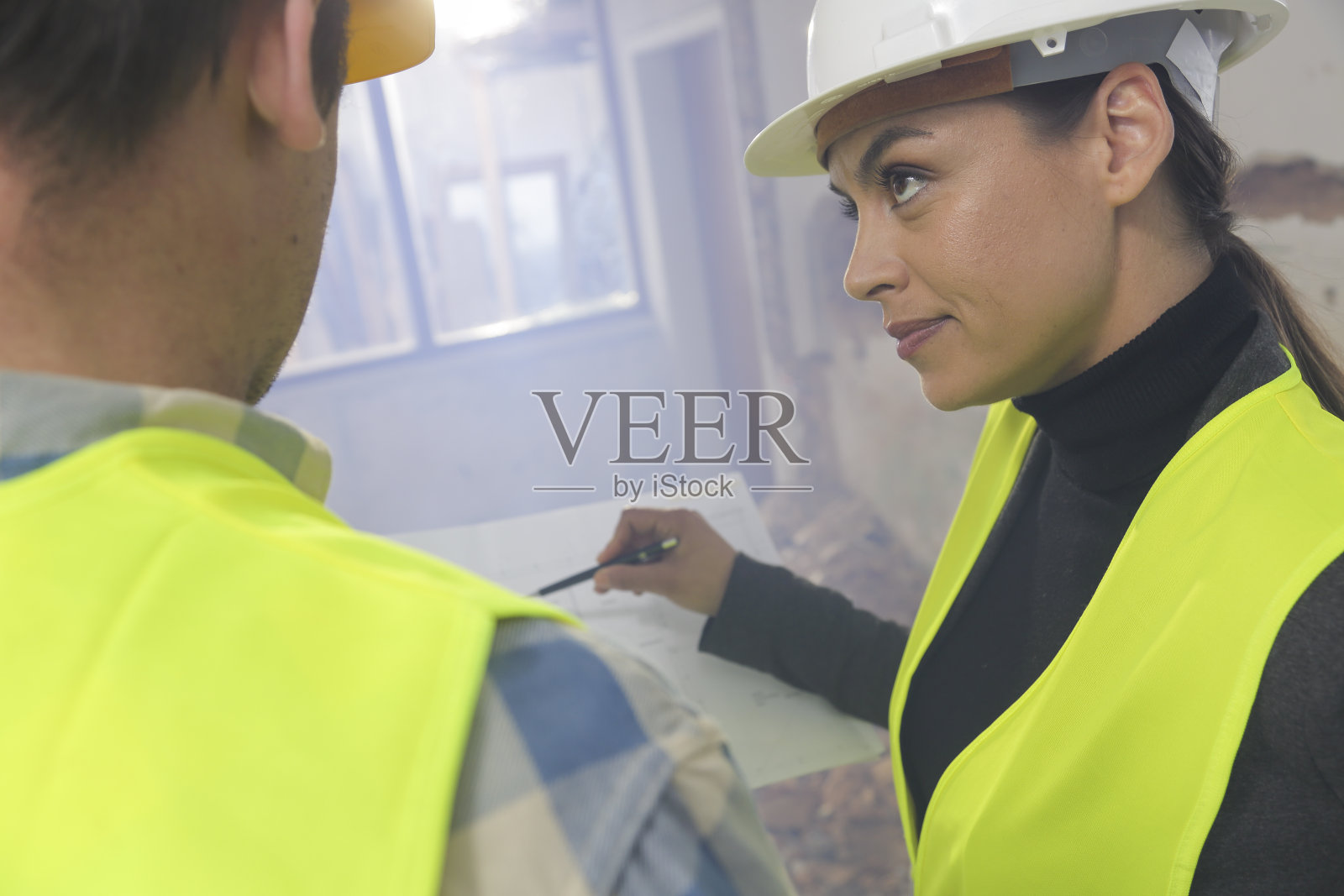 在建筑工地检查图纸照片摄影图片