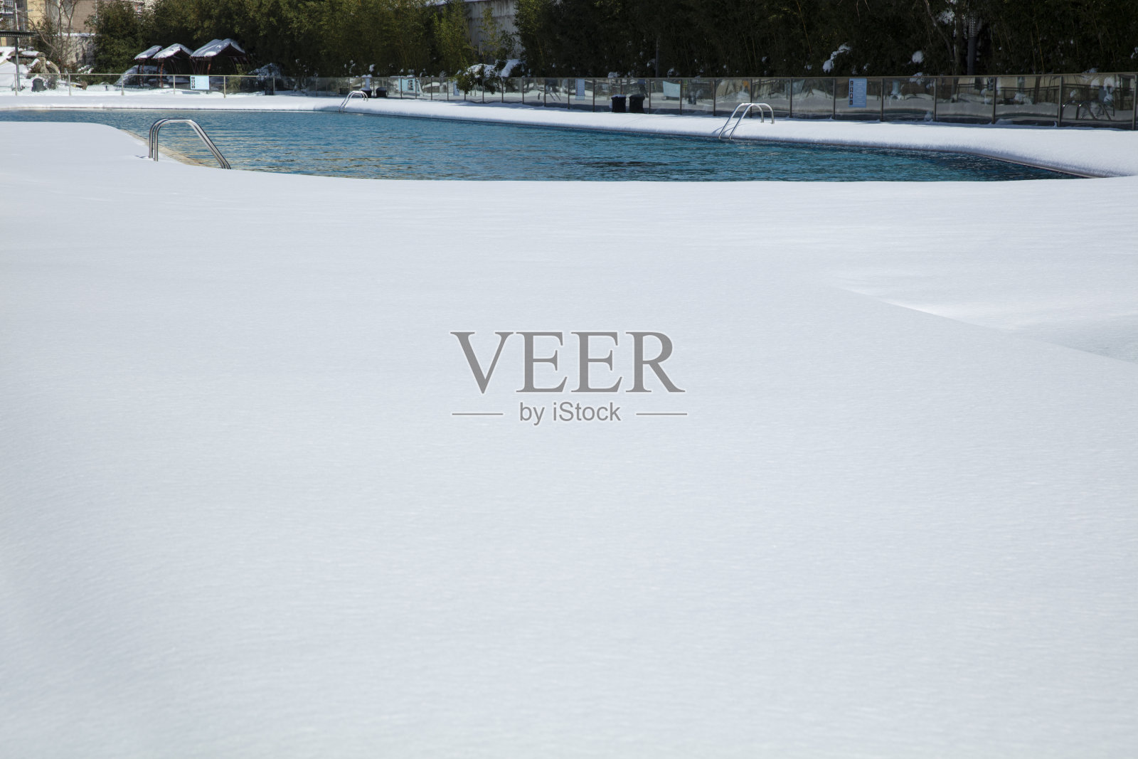 冰冻的游泳池照片摄影图片