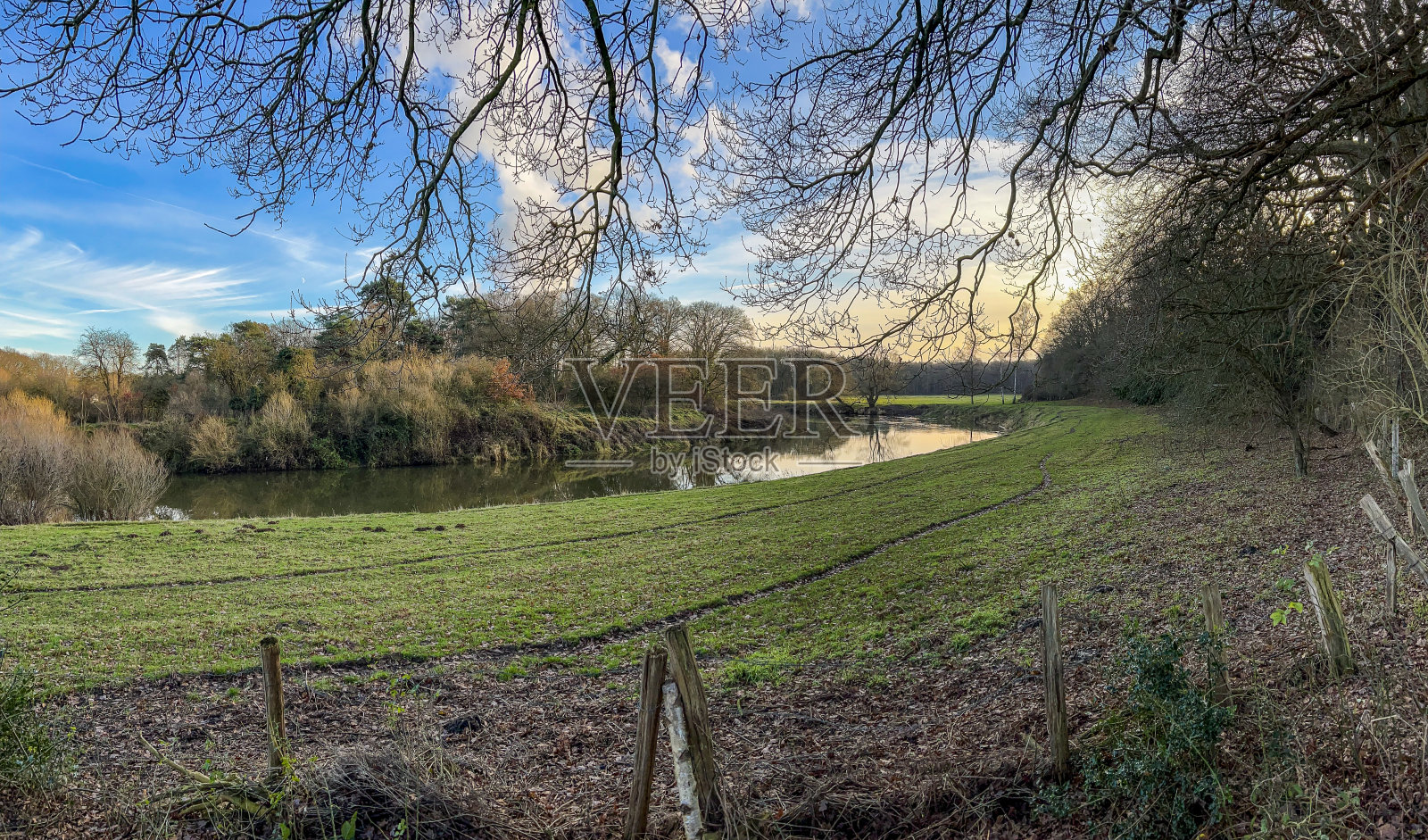 在德国，冬天看到一条叫做“Ems”的河。照片摄影图片