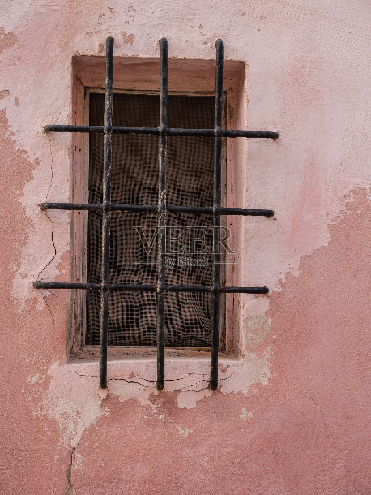 旧建筑上有铁栅栏的窗户照片摄影图片