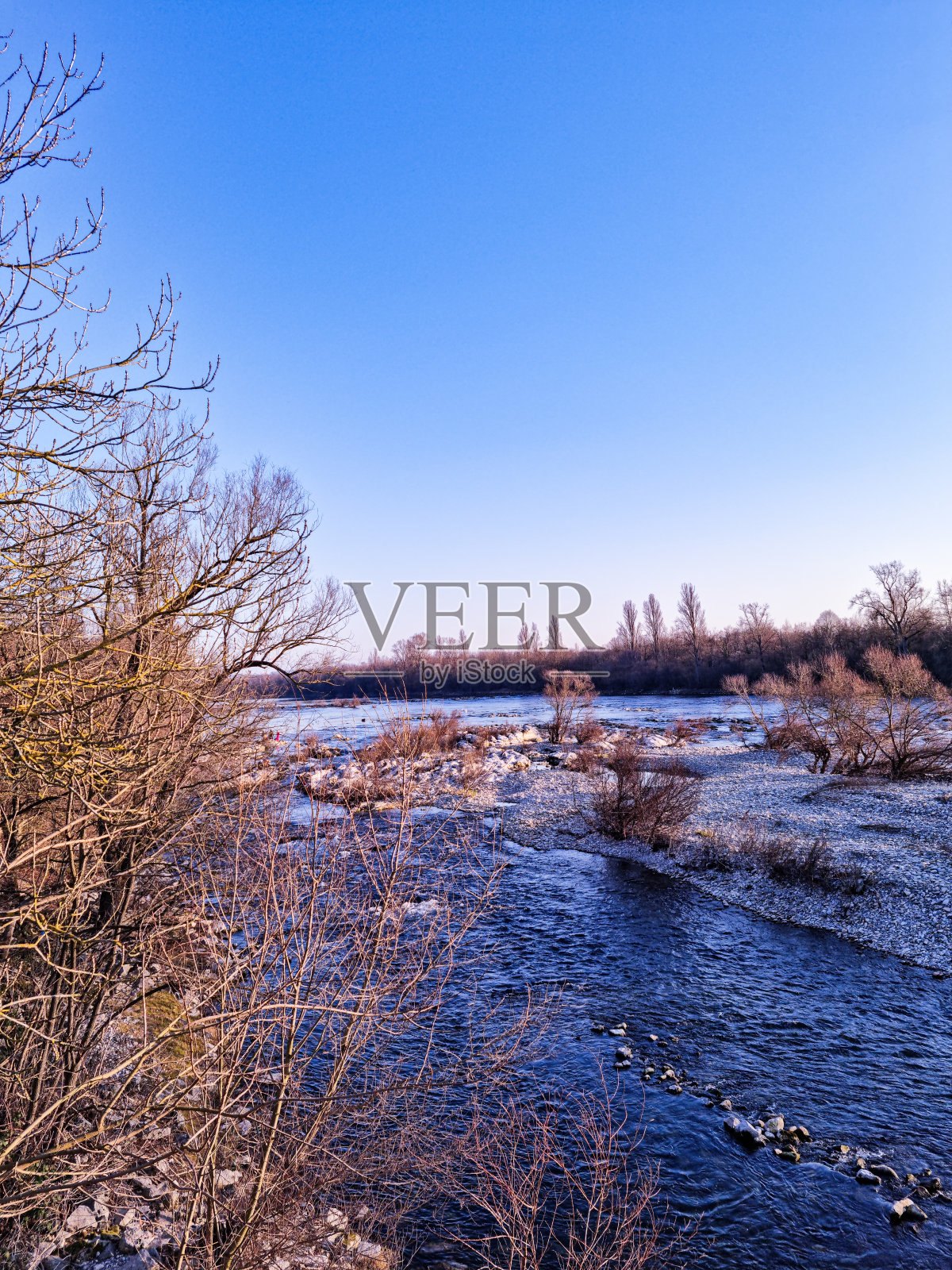 与法国在莱茵河边的依斯坦日落照片摄影图片