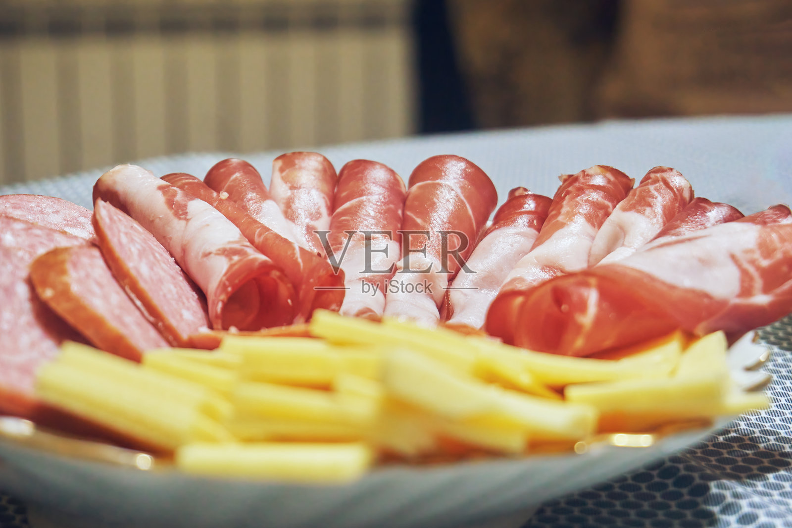 冷肉奶酪在托盘侧观，冷切。各种各样的肉类零食。软选择性选择性聚焦。特写的食物照片摄影图片