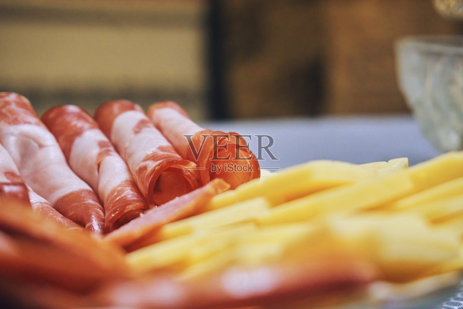 冷肉奶酪在托盘侧观，冷切。各种各样的肉类零食。软选择性选择性聚焦。特写的食物照片摄影图片