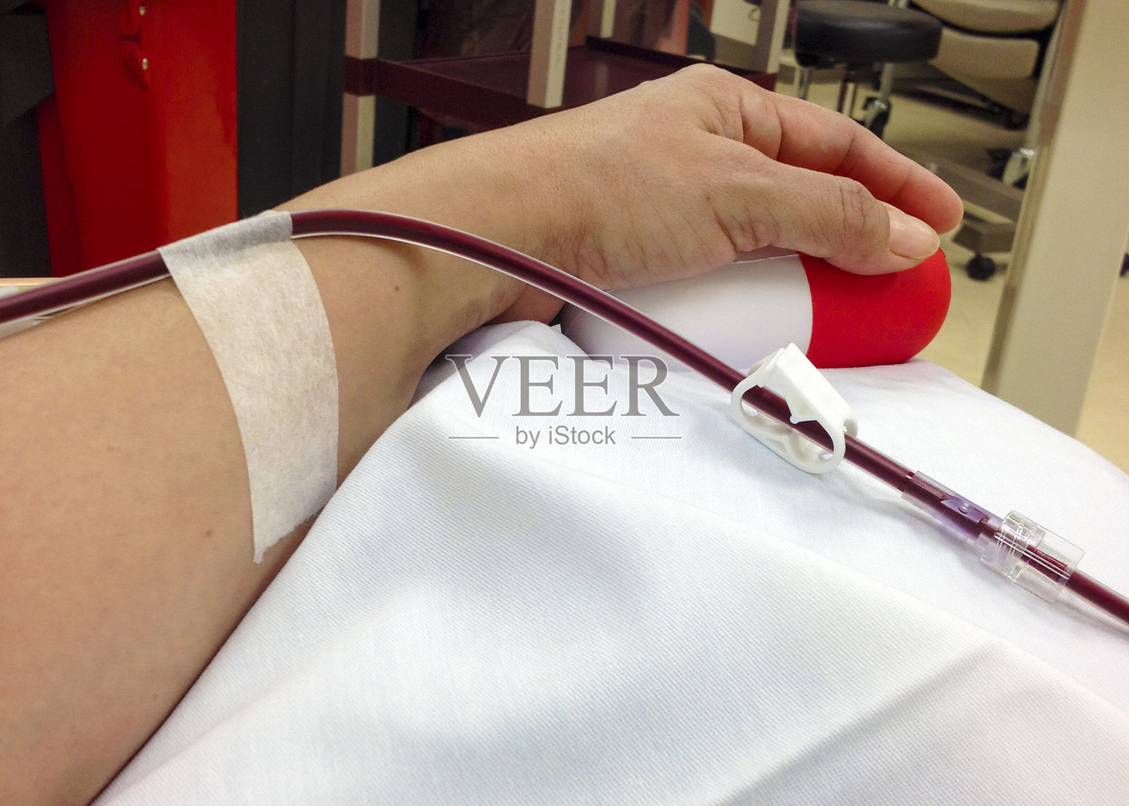 近距离的血液，西班牙女性献血者充满血液的过程中，在医疗诊所献血。照片摄影图片