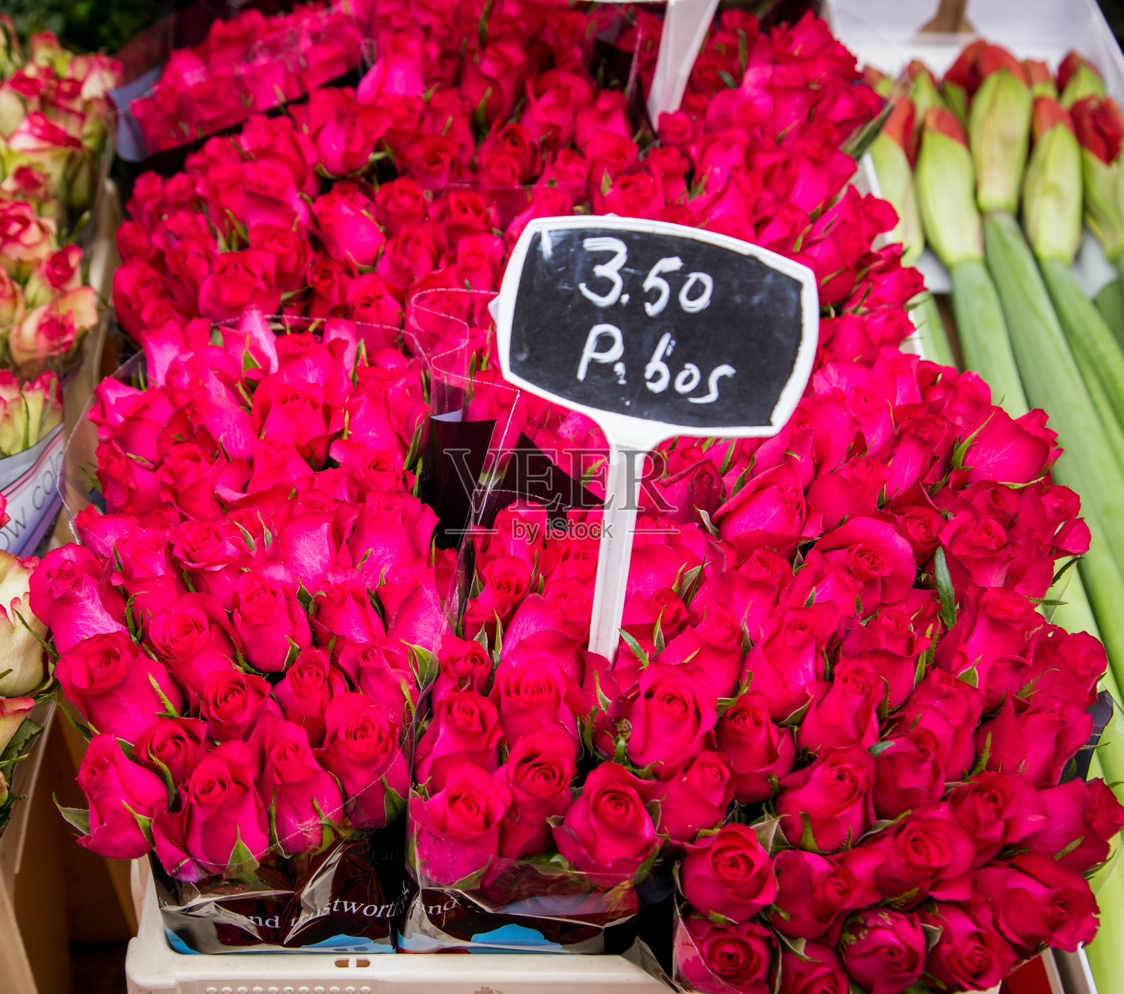 新鲜的红玫瑰出售照片摄影图片