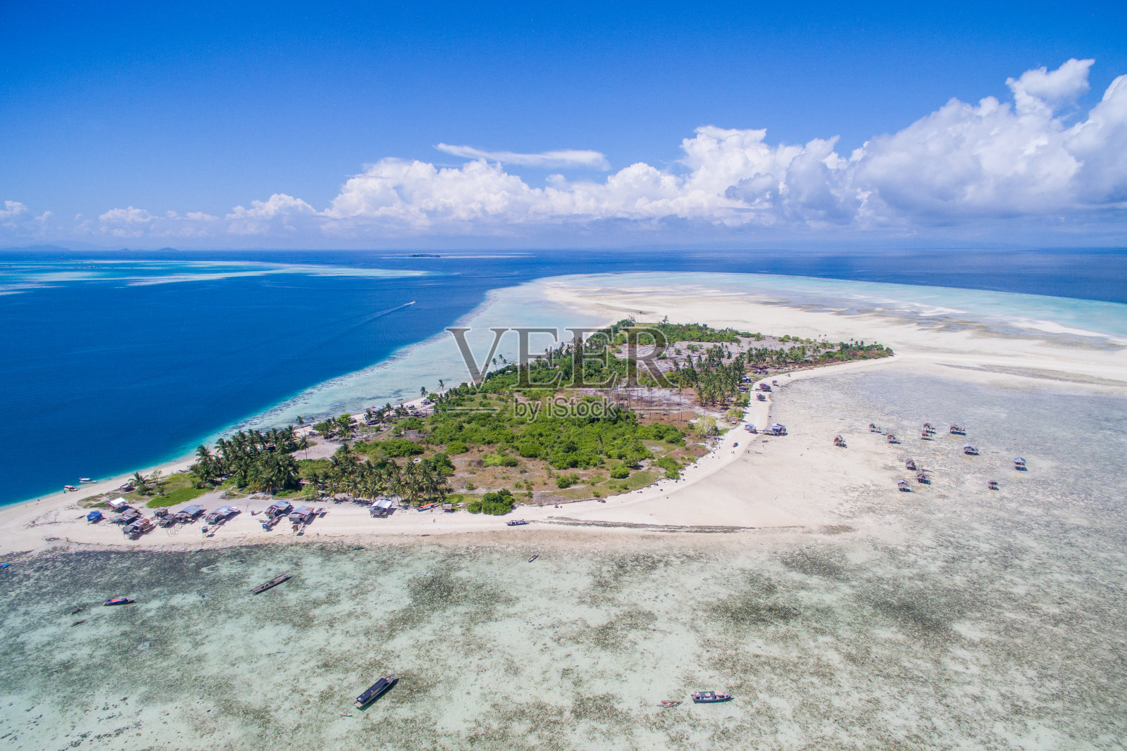 鸟瞰麦加岛全景，美丽的蓝色泻湖和珊瑚礁。照片摄影图片