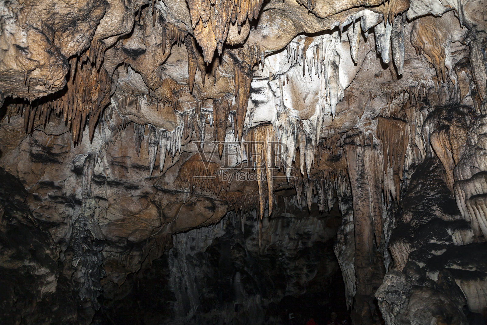 洞中有钟乳石和石笋“和缓”照片摄影图片